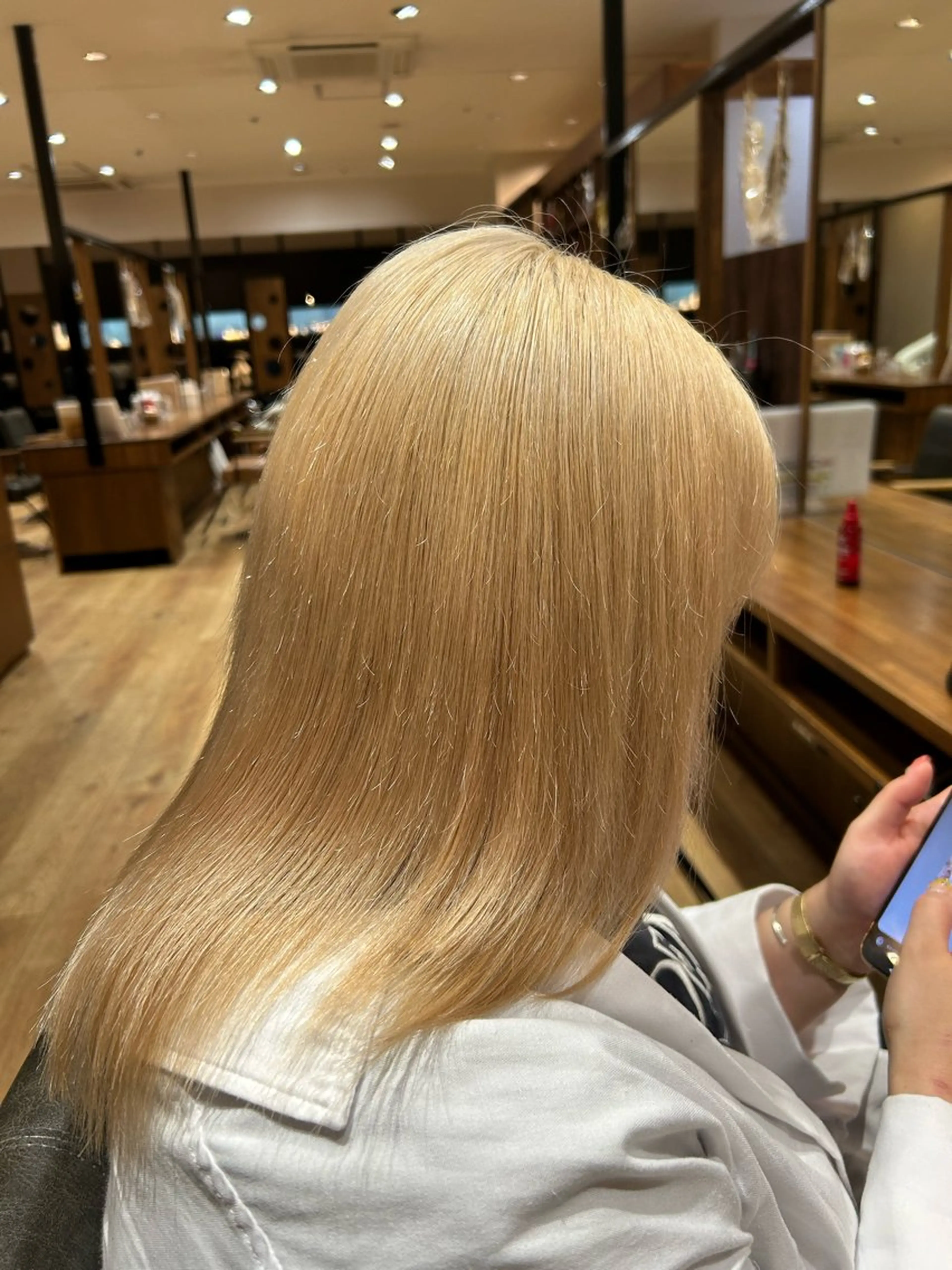 セミロング カラー ベージュカラー ブロンド ブロンドベージュ DISCOHAIR 海老名店池田真聖のヘアスタイル