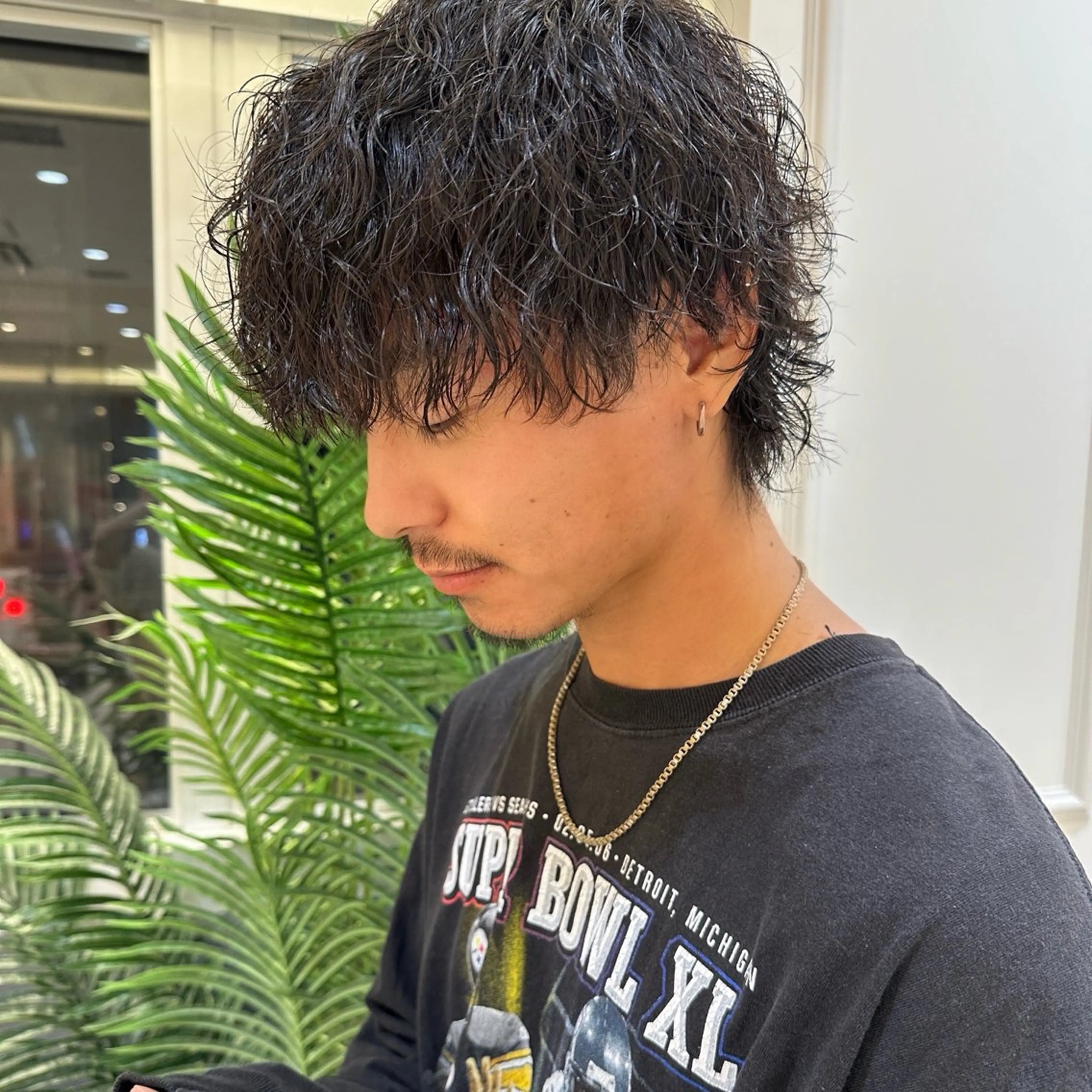 ミディアム パーマ メンズ ミディアムパーマ メンズパーマ 波巻きパーマ メンズウルフカット ウルフカット カット パーマ トリートメント レイヤーカット/ ハイトーンchimiのヘアスタイル