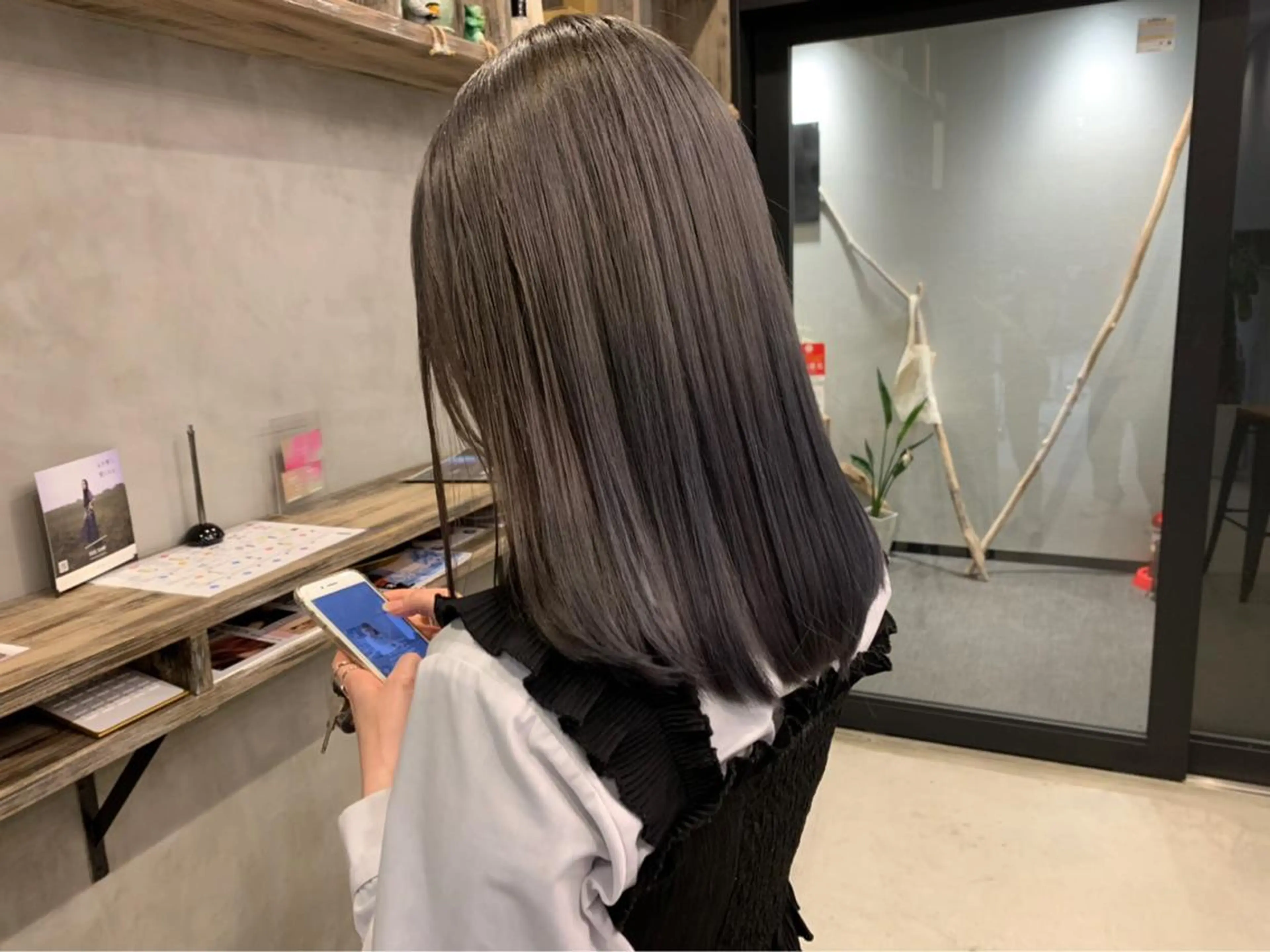 セミロング カラー 鈴木 美紅のヘアスタイル