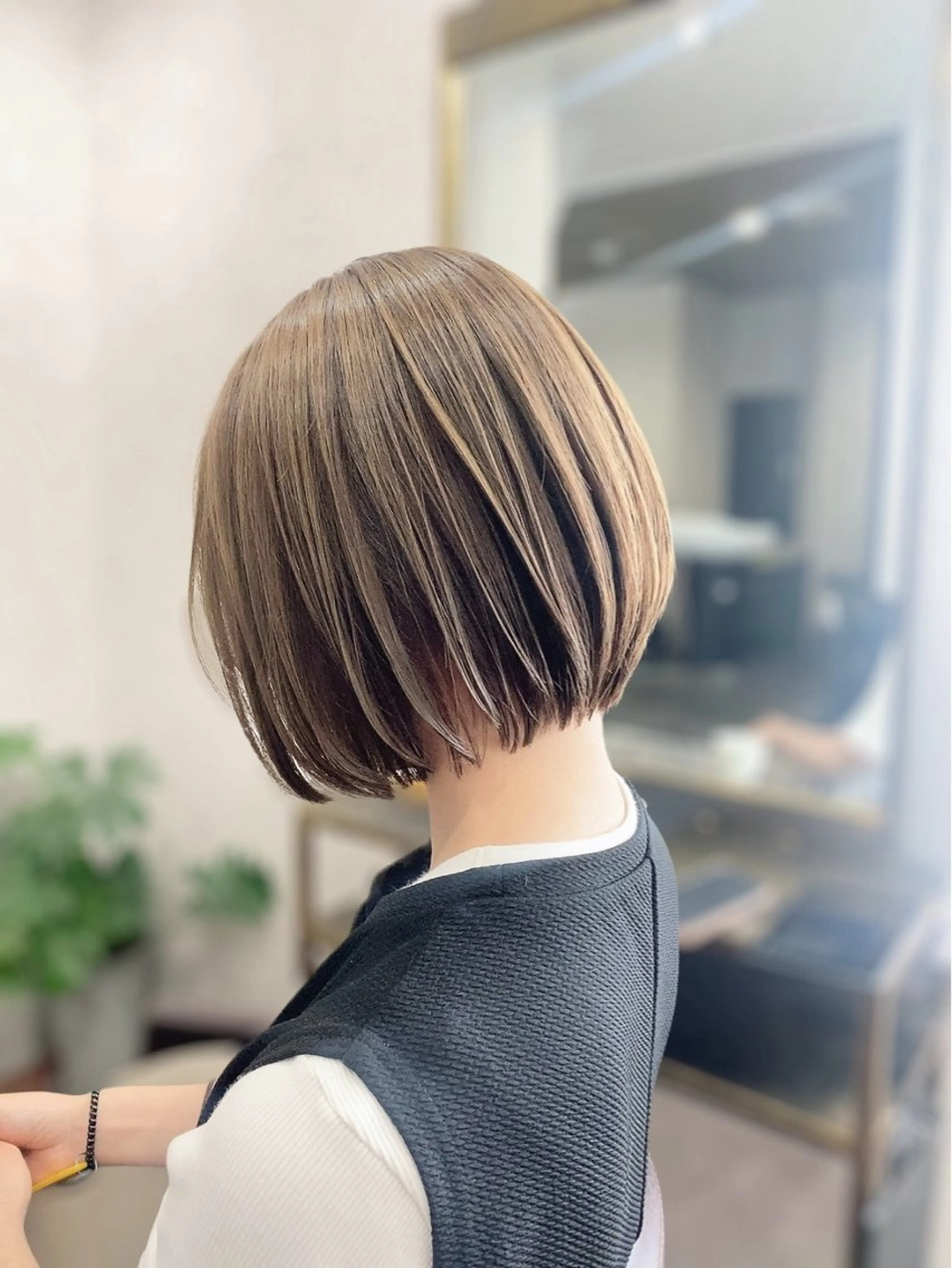 ミディアム カット ヘアカラー _White所属・ＳＨＩ ＺＵのヘアスタイル