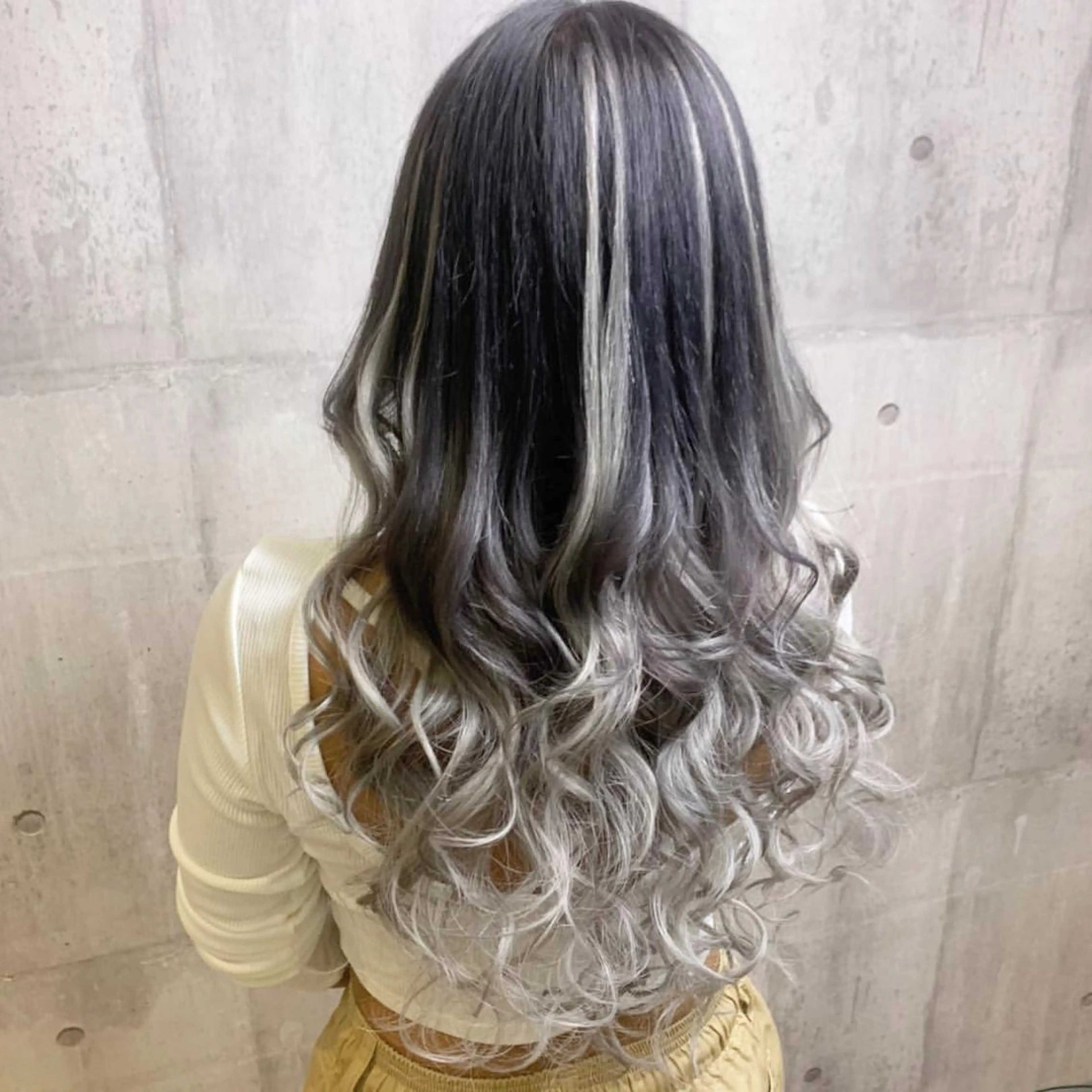 ロング エクステ ハイライト Lino所属・ﾊｲﾗｲﾄ/ﾚｲﾔｰ ｶｯﾄ/大嶽謙のヘアスタイル