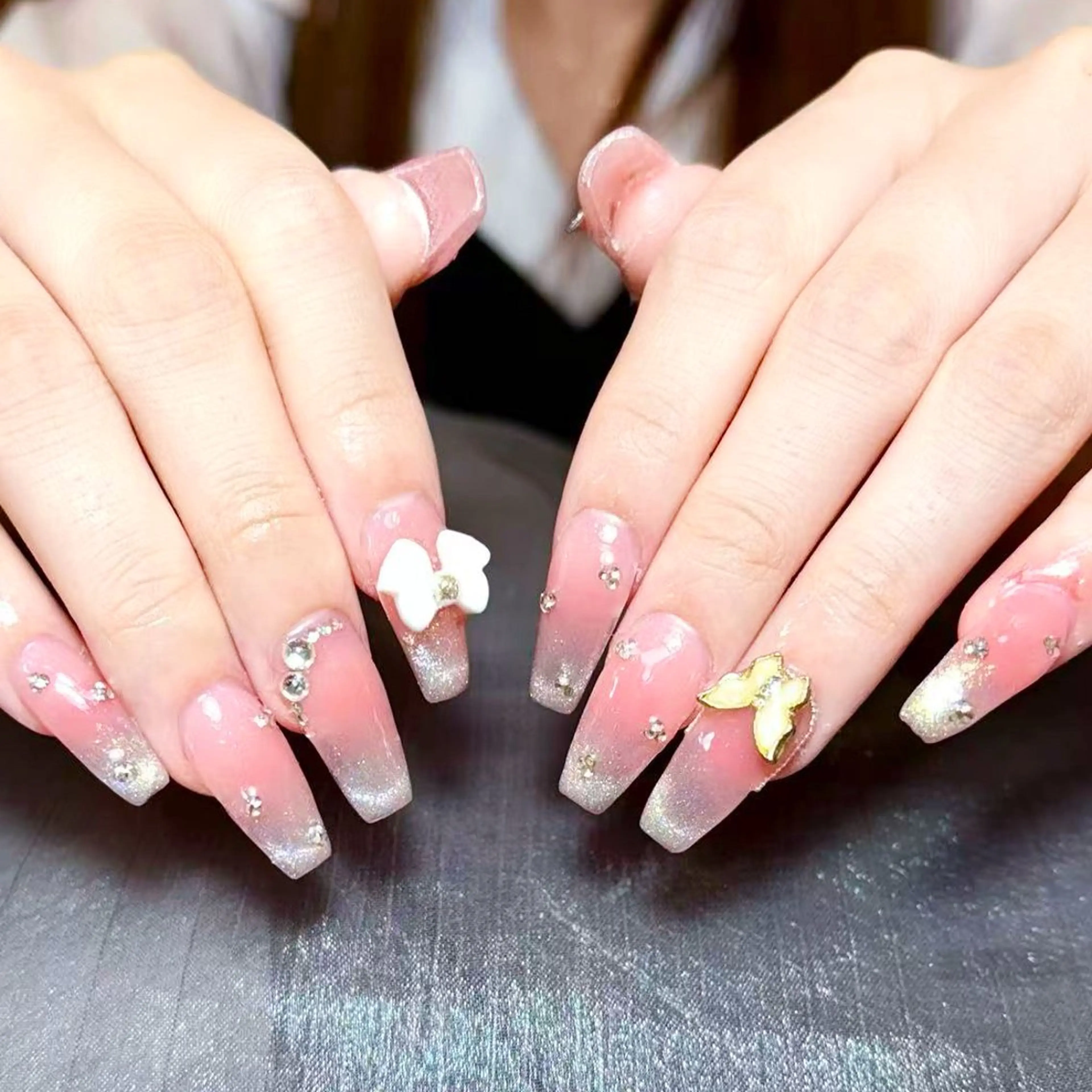 ネイル アートネイル オーロラネイル ガーリー キラキラネイル 韓国ネイル ハンドネイル yu ri 🌹のネイルデザイン