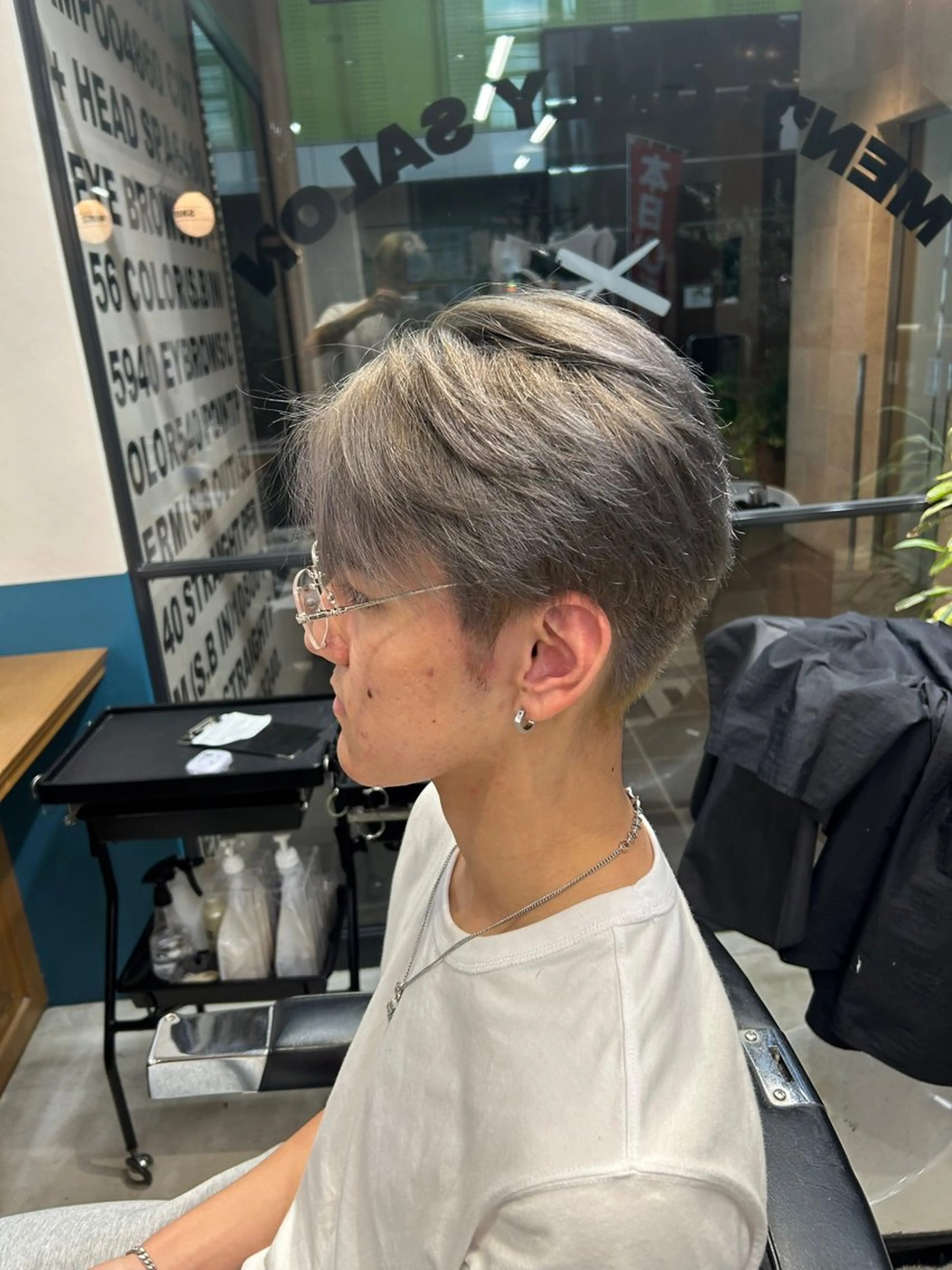ミディアム カラー パーマ ヘアアレンジ メンズ マッシュ 透明感カラー シルバー カット ヘアカラー 池田 海斗のヘアスタイル