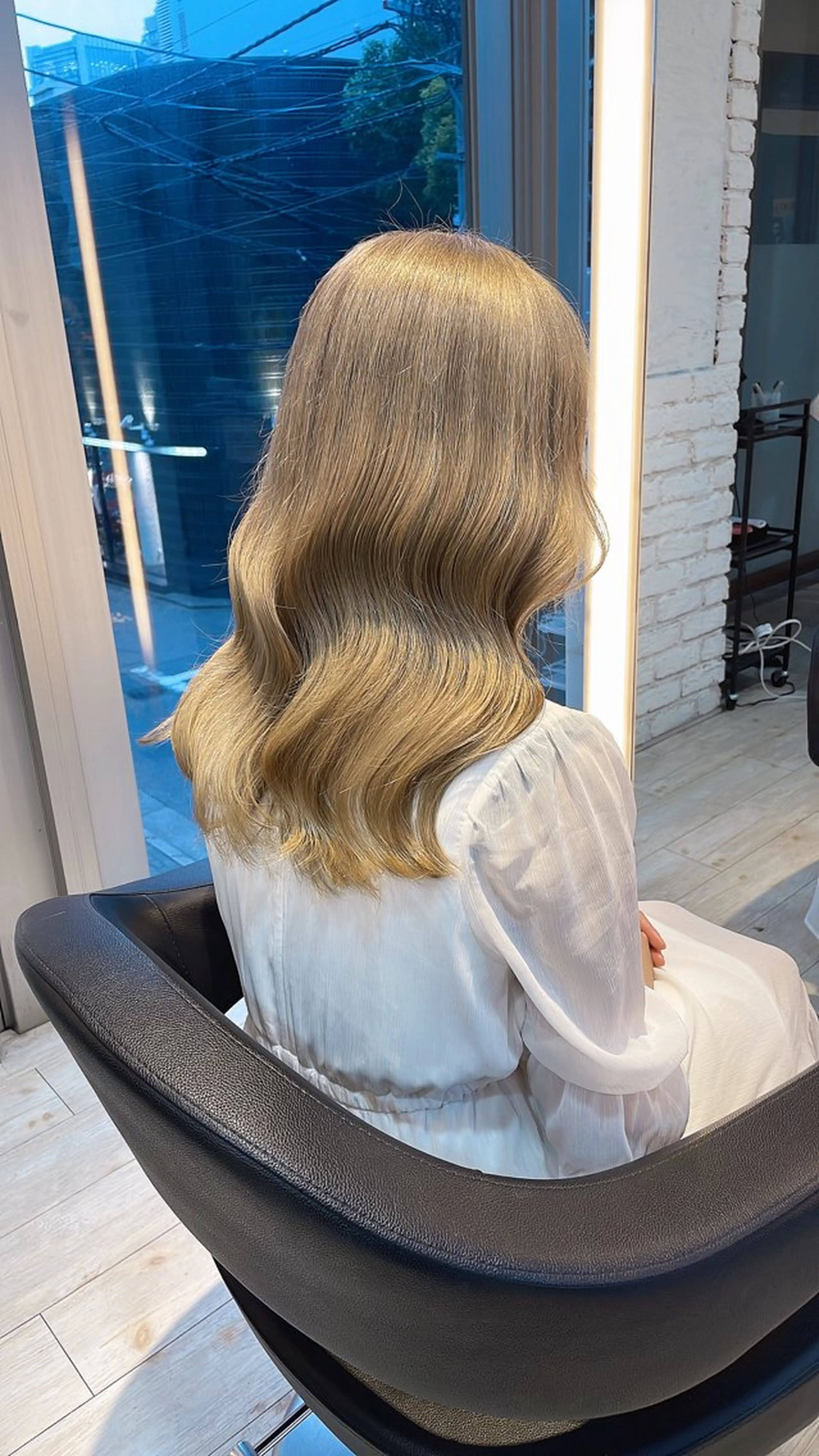 セミロング ブリーチ/髪質改善/ 透明感カラー/暖色のヘアスタイル