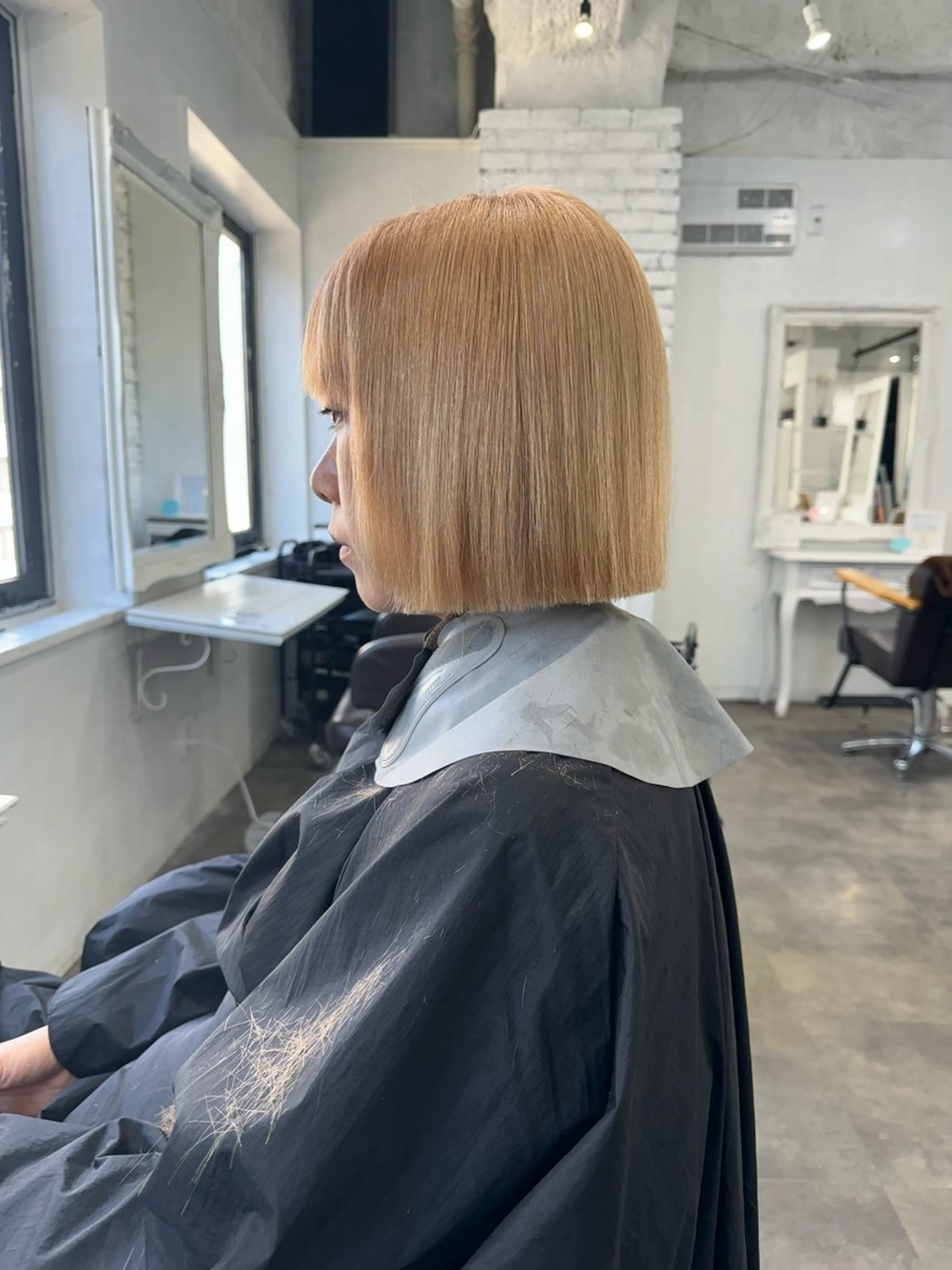 ショート カラー バレイヤージュ ミストバング ベージュカラー ブリーチ 抜きっぱなしブロンド ヘアカラー トリートメント SALOWIN札幌大通り所属・札幌ハイトーン/ ブリーチカラー/ドイのヘアスタイル