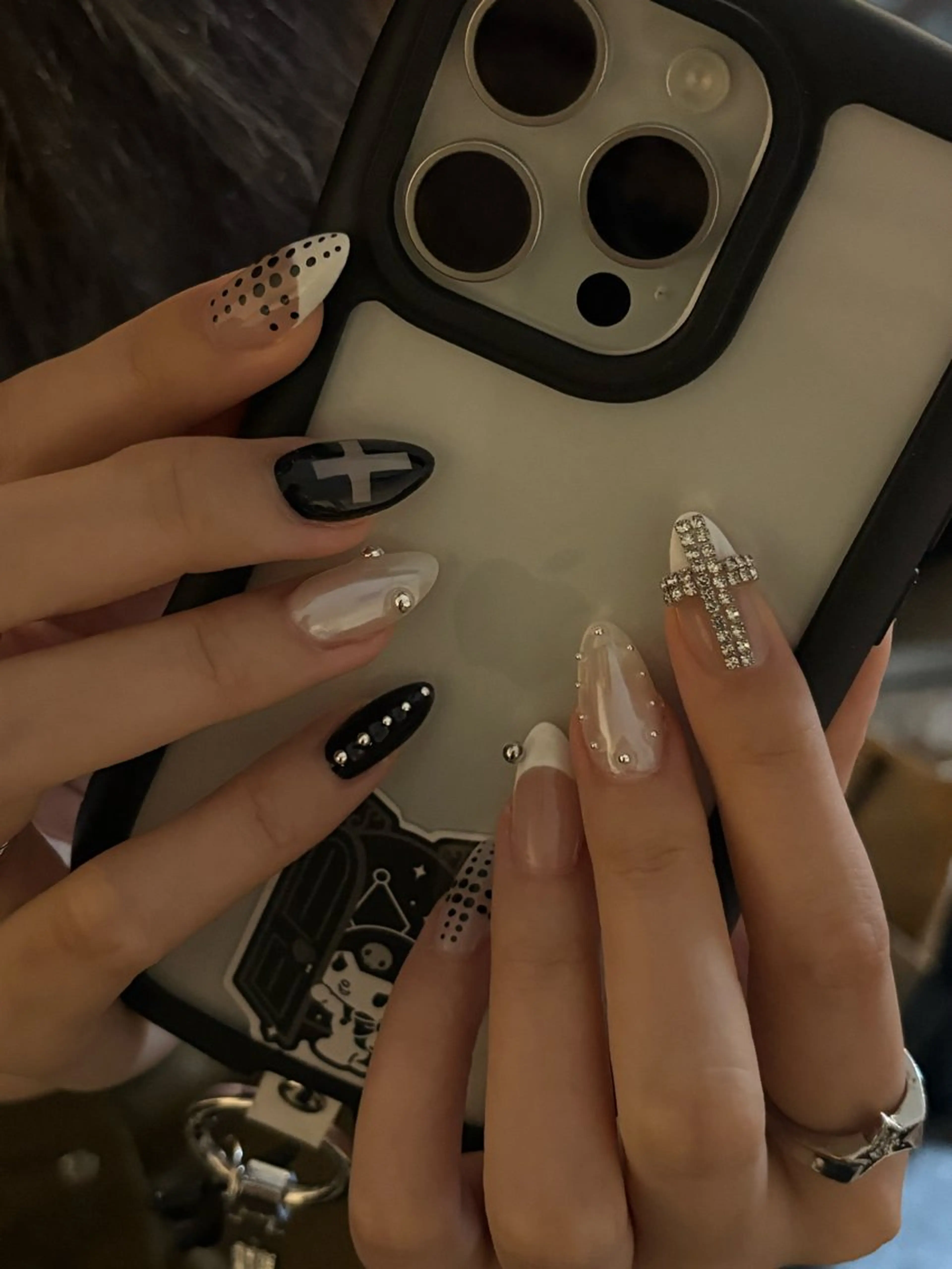 ネイル ドット 韓国ネイル ロングネイル ホワイト ハンドネイル モンナ CCのネイルデザイン