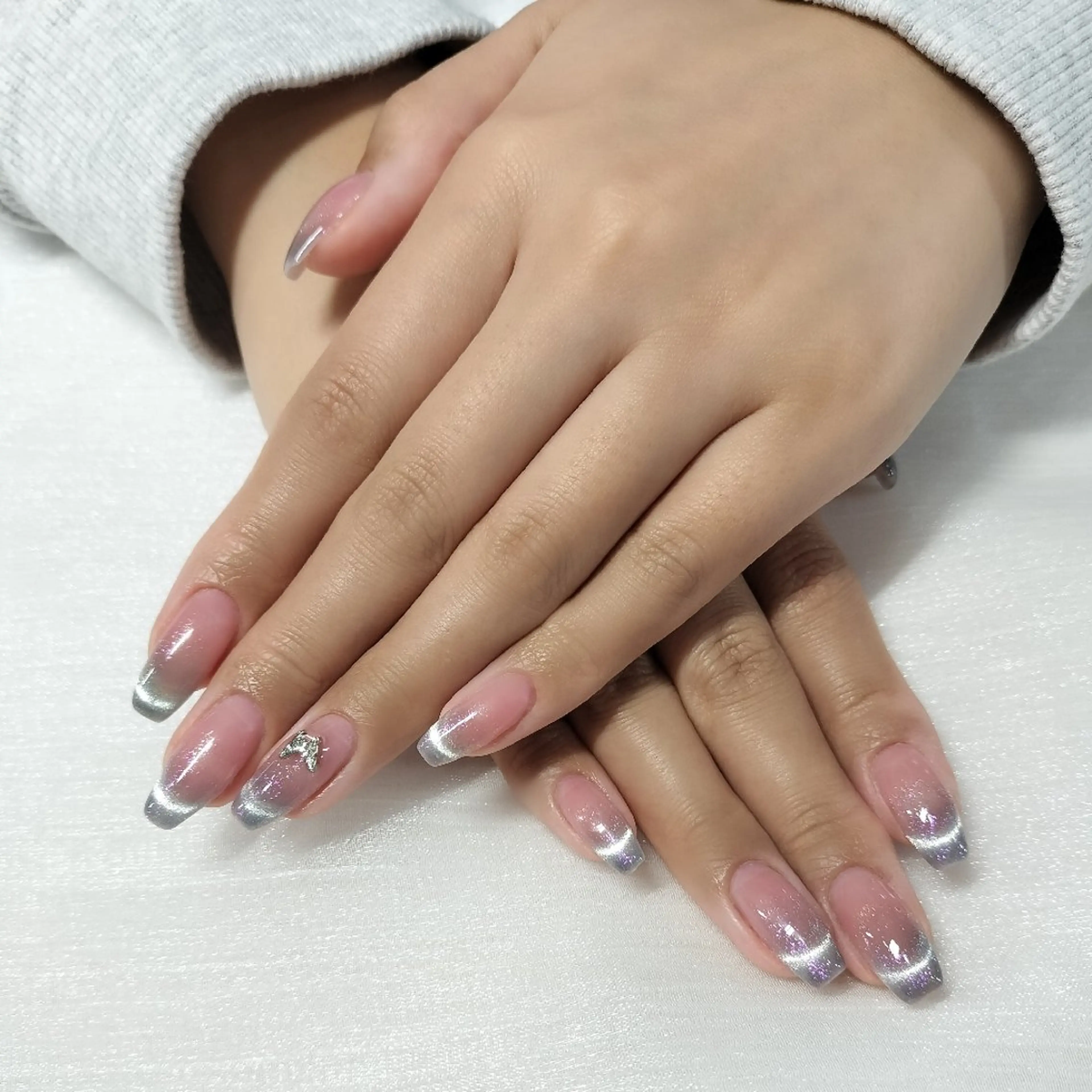 ⭐️新店キャンペーン中，半額セール【初回ソフトジェルオフ無料】爆人気マグネットグラデーション(ワンカラーベース)の写真