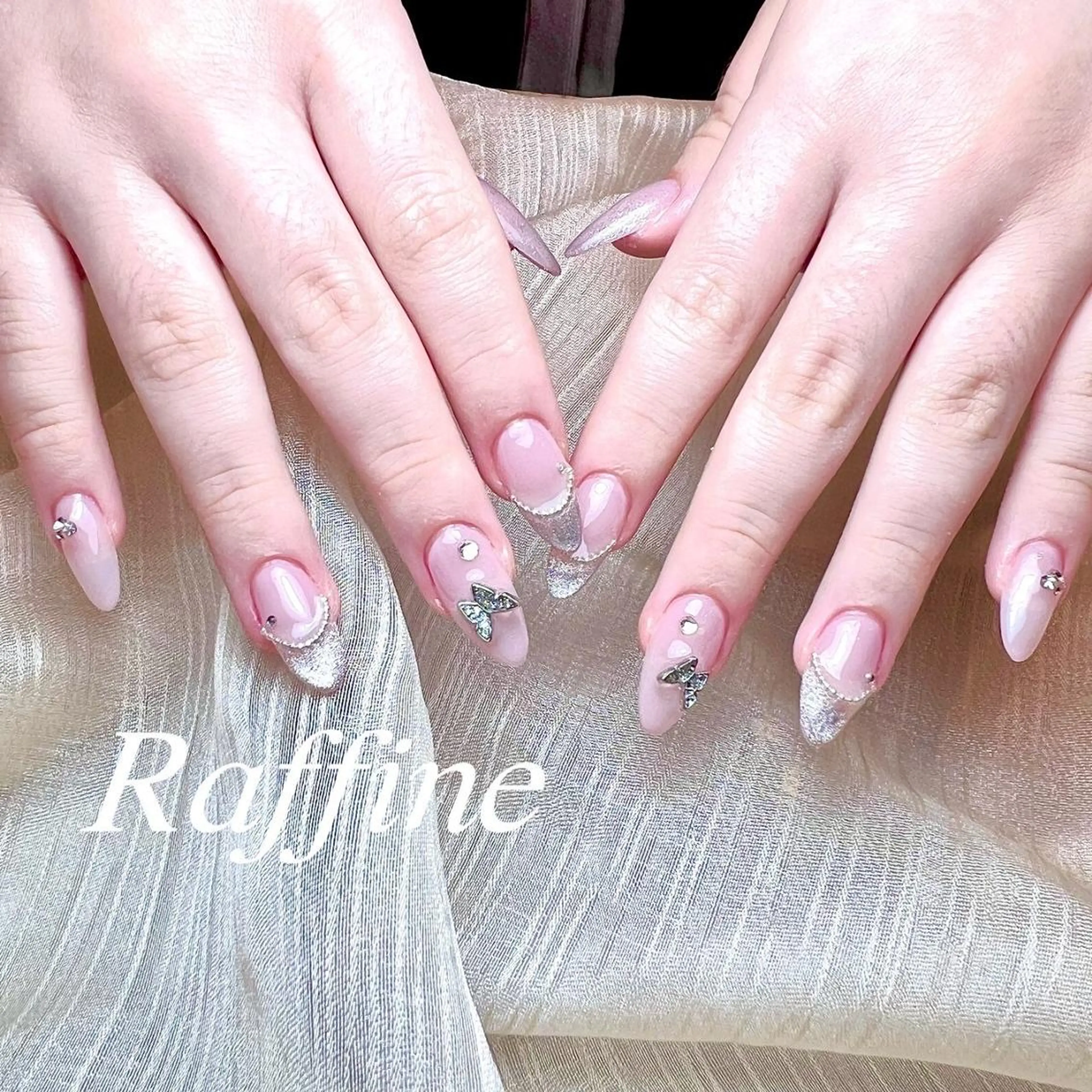 ネイル ハンドネイル RAFFINE 月🦋🩵のネイルデザイン