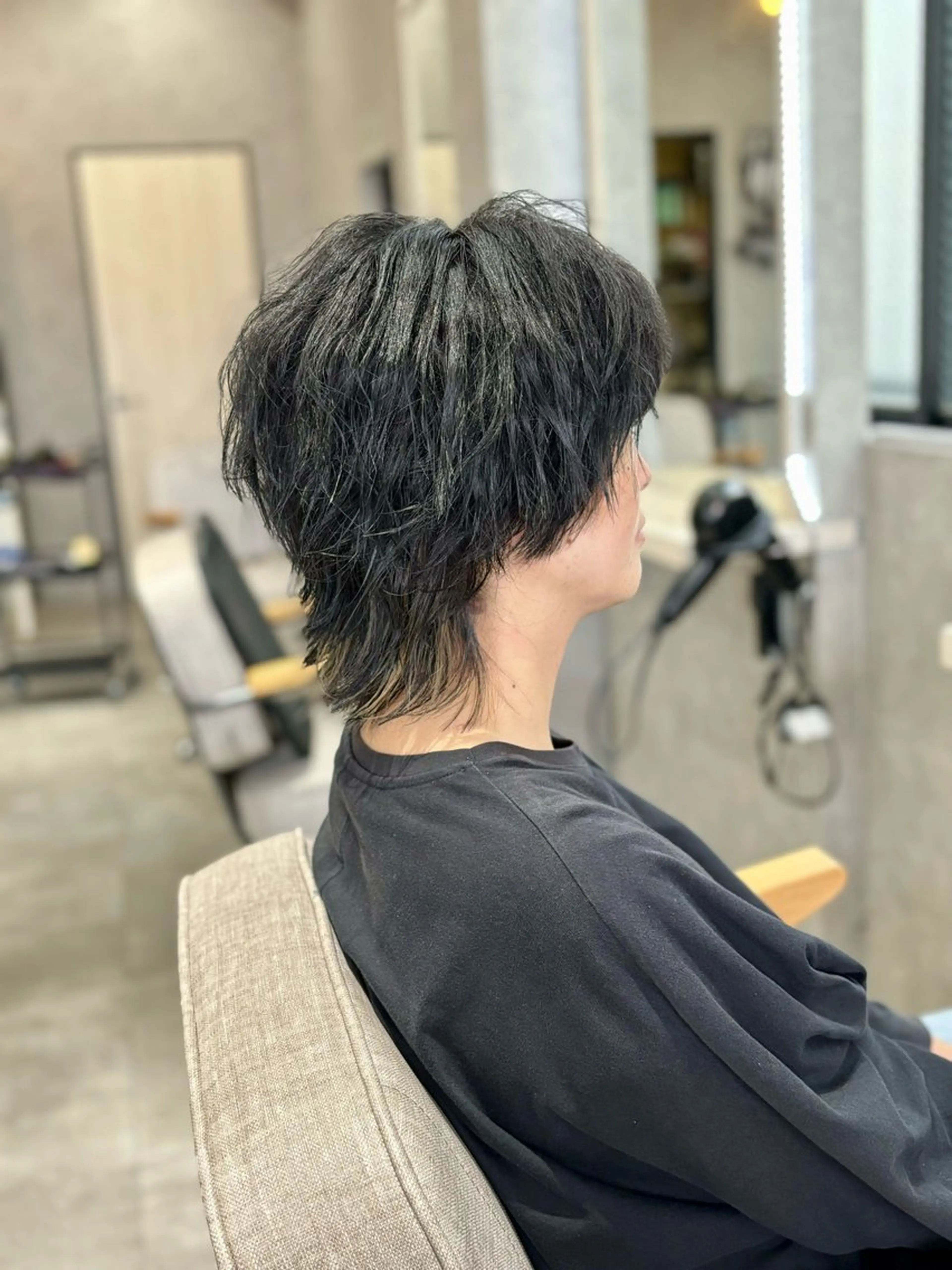 ミディアム メンズ ミディアムパーマ センターパート メンズハイトーン マッシュウルフ マッシュ カット 長谷川 湧のヘアスタイル