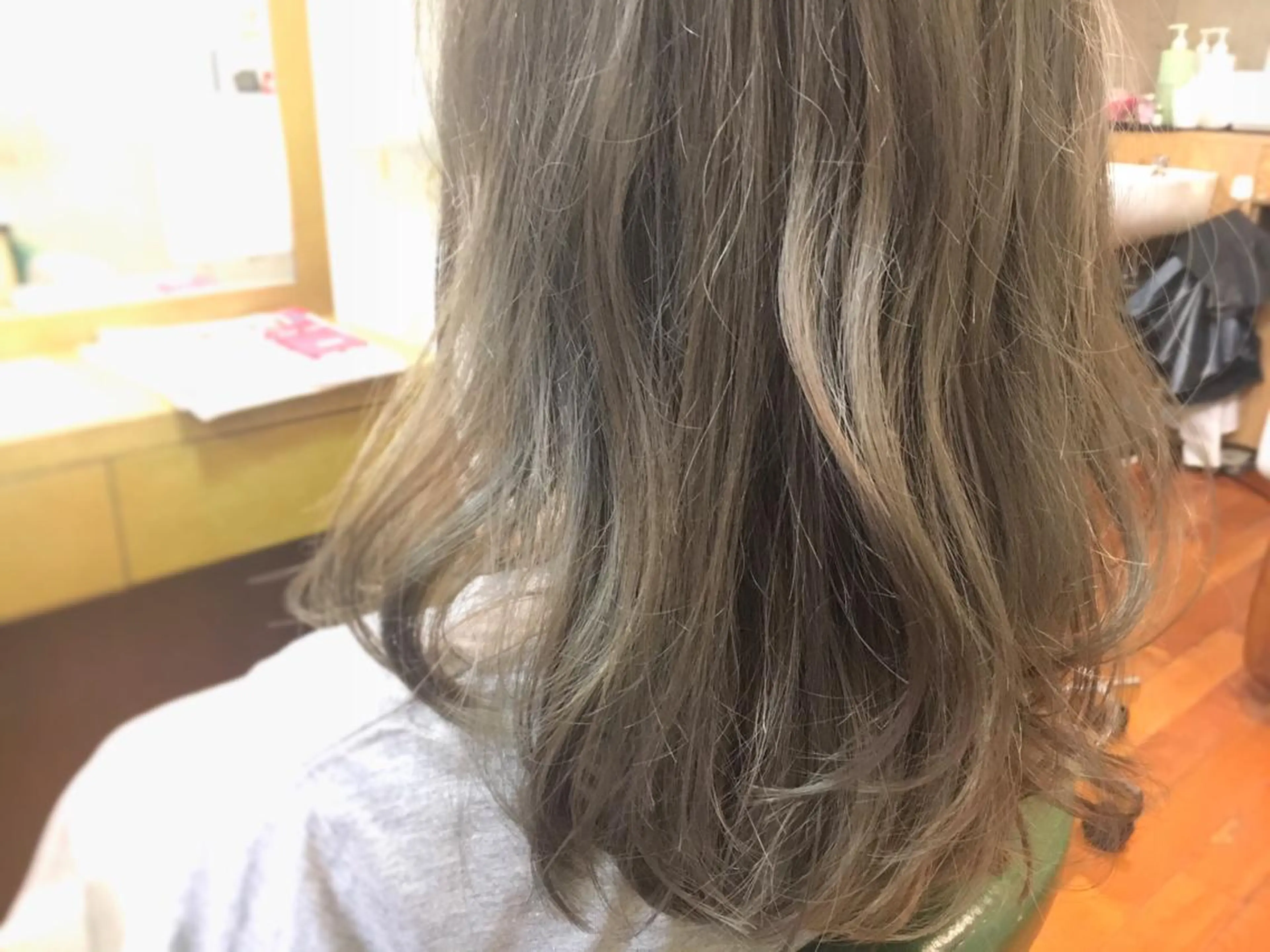 ロング カラー パーマ アッシュ ベージュカラー ヘアカラー トリートメント ツイストスパイラル 波巻き🩵片平和香奈のヘアスタイル
