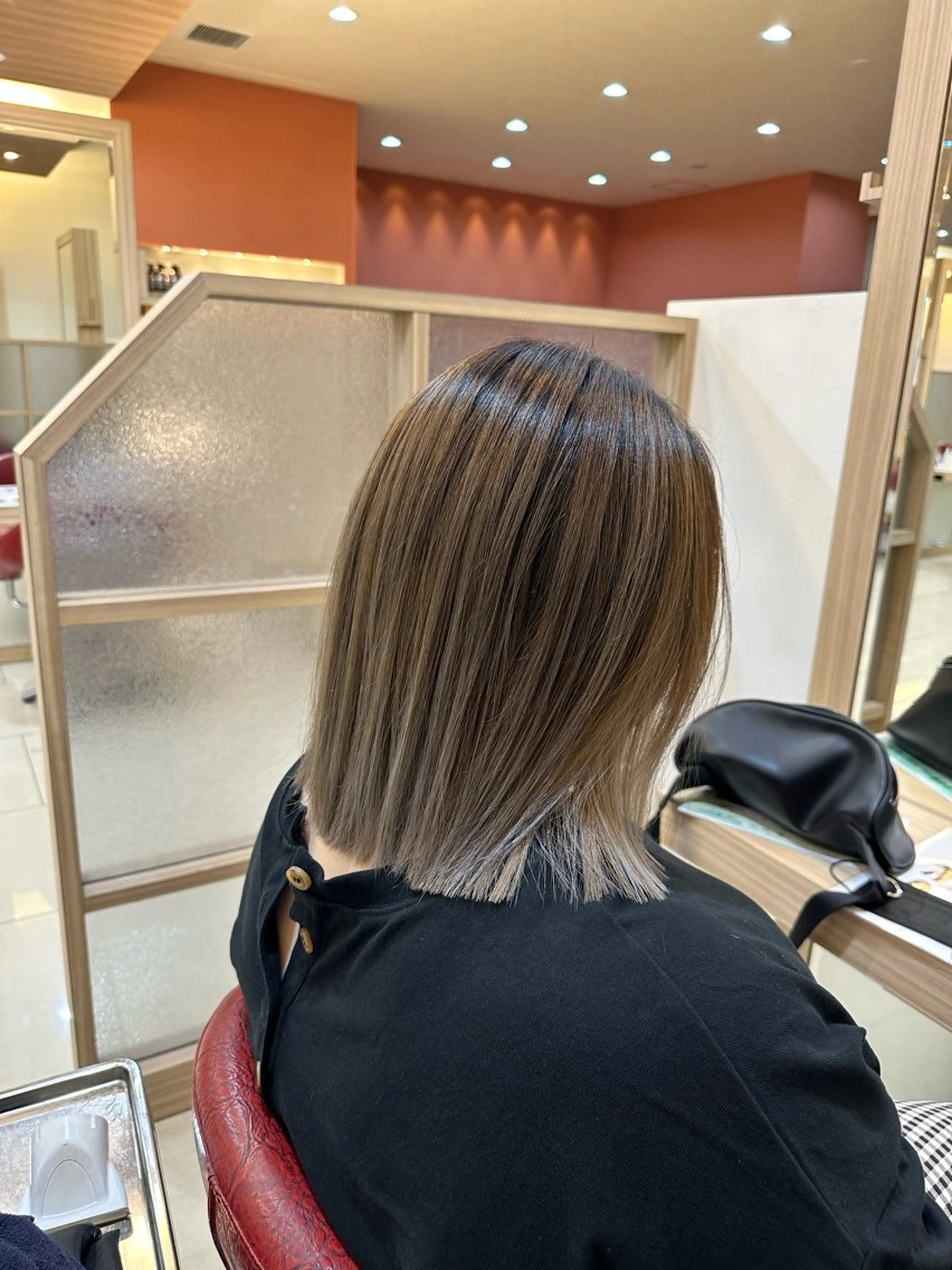 セミロング カラー プログレス小平小川所属・フェザー/波巻き 雫石大夢のヘアスタイル