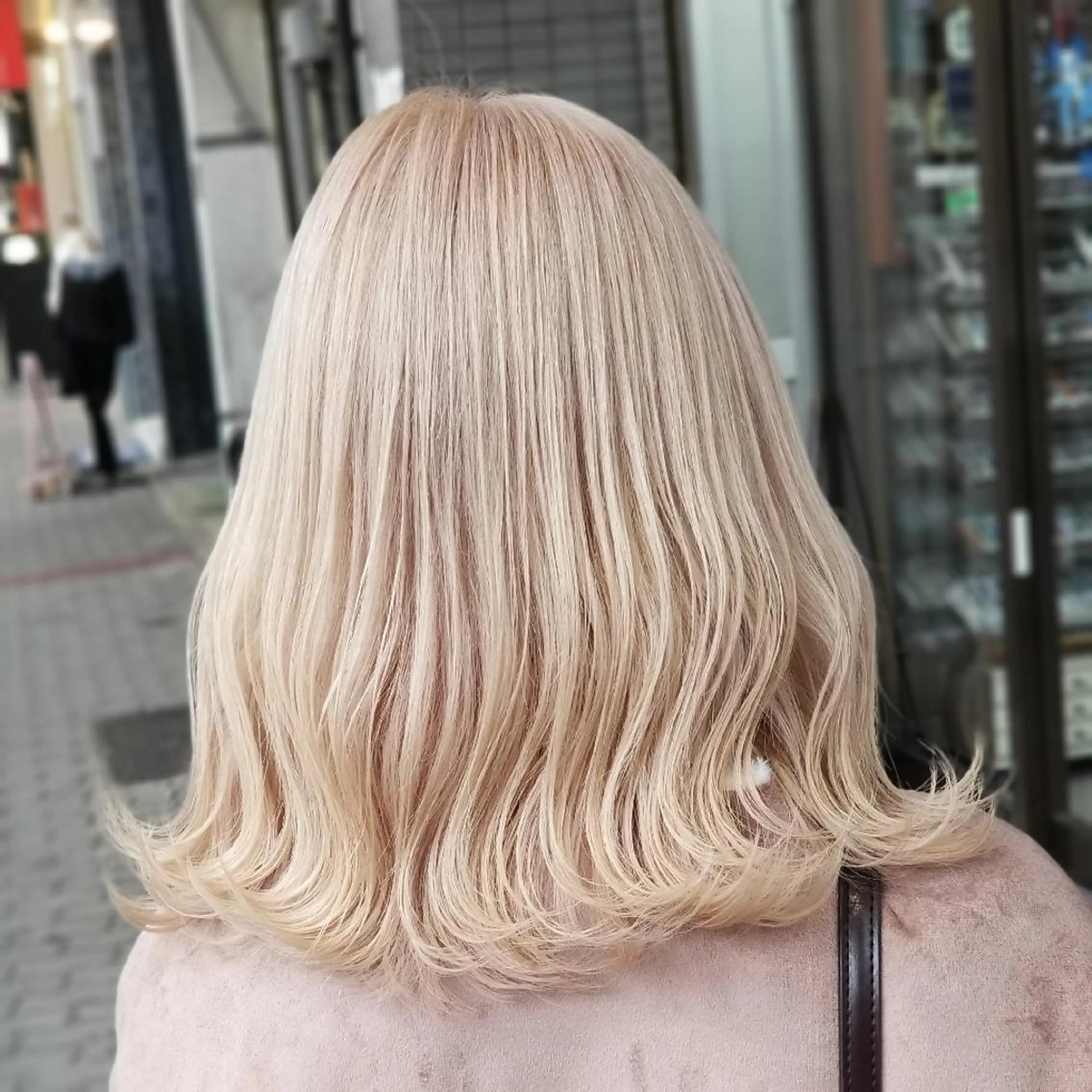 ミディアム カラー ブリーチ 抜きっぱなしブロンド ブロンド ホワイトブロンド ヘアカラー 植田 修平/エクステ /髪質改善カラーのヘアスタイル