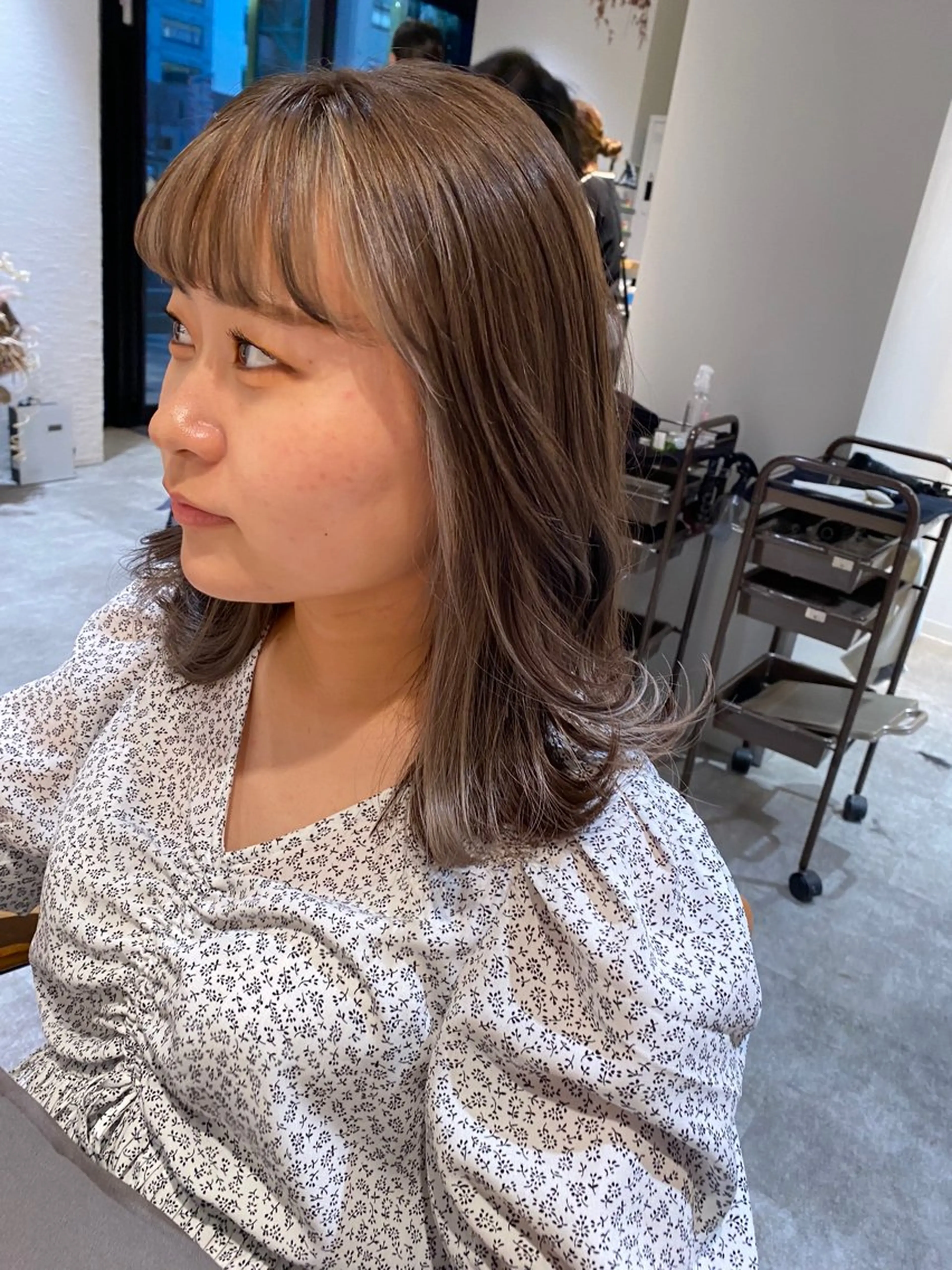 ミディアム カラー ミストバング ブリーチ  フェイスフレーミング グレージュ シルバー カット ヘアカラー オスズ 🎀´-のヘアスタイル