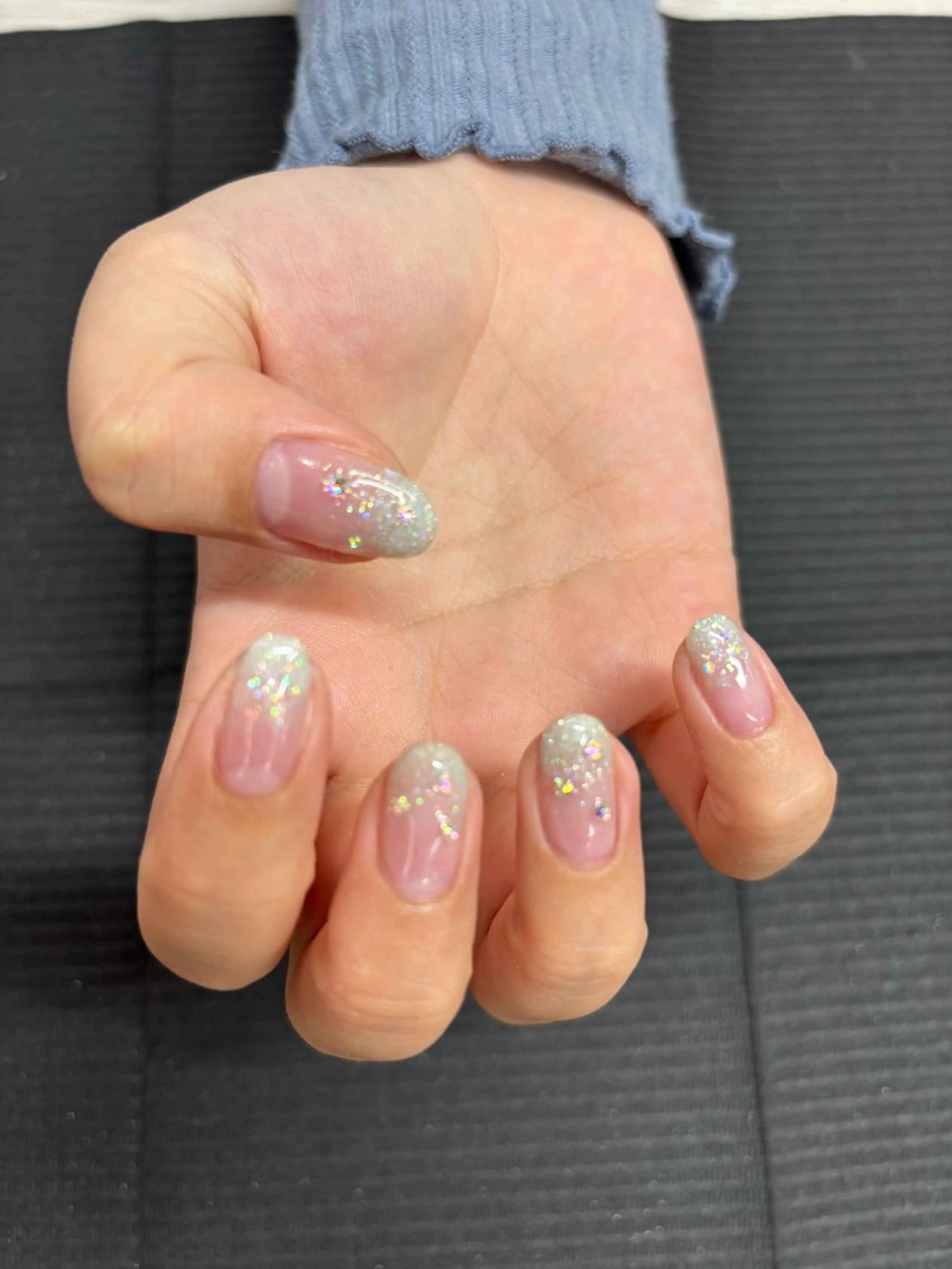 ネイル グラデーション ラメ(グリッター) ストーンネイル TRU NAIL & EYE 池袋店所属・本田 麻尋のネイルデザイン