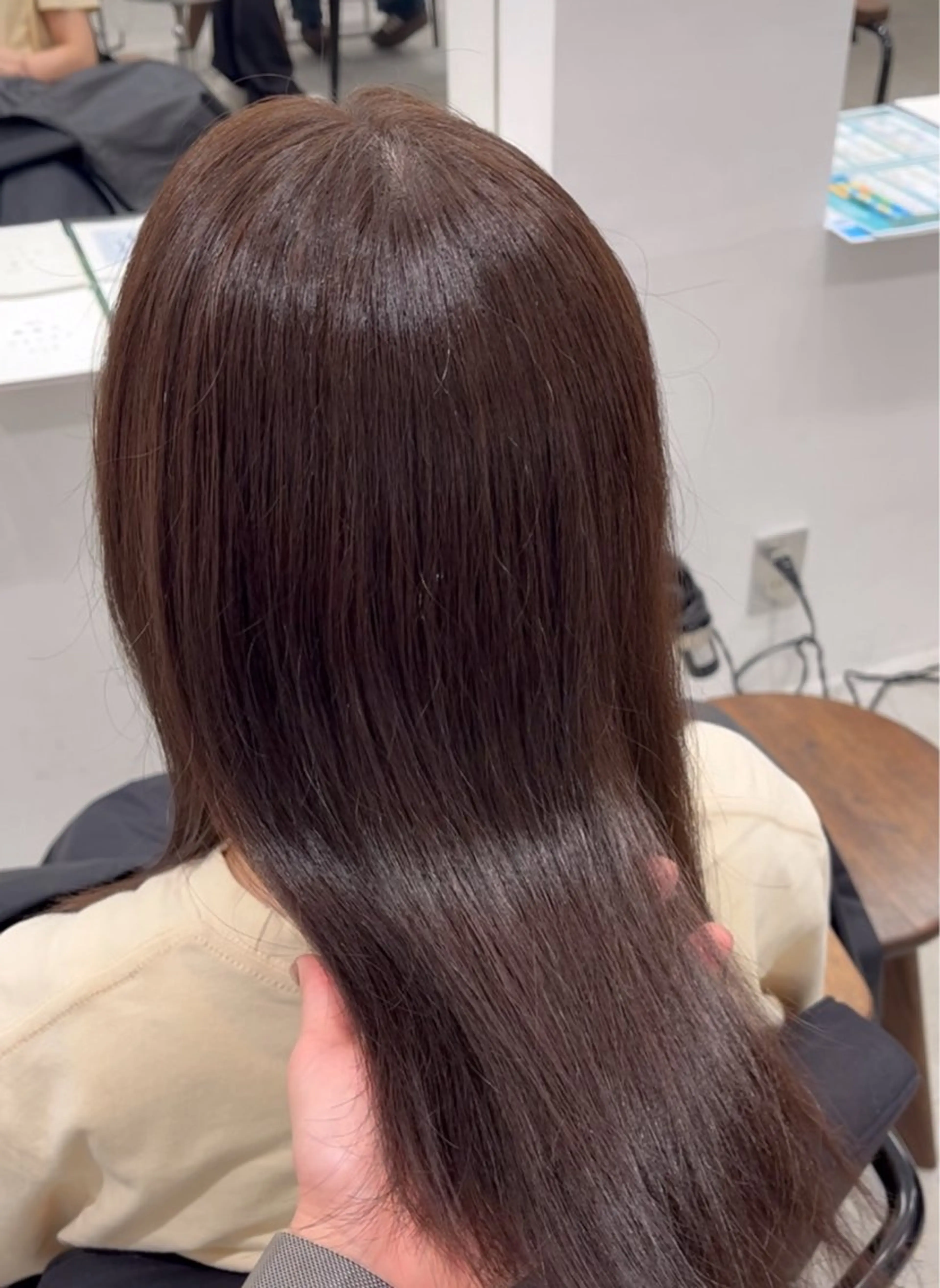 セミロング アッシュ 羽鳥 菜々子のヘアスタイル