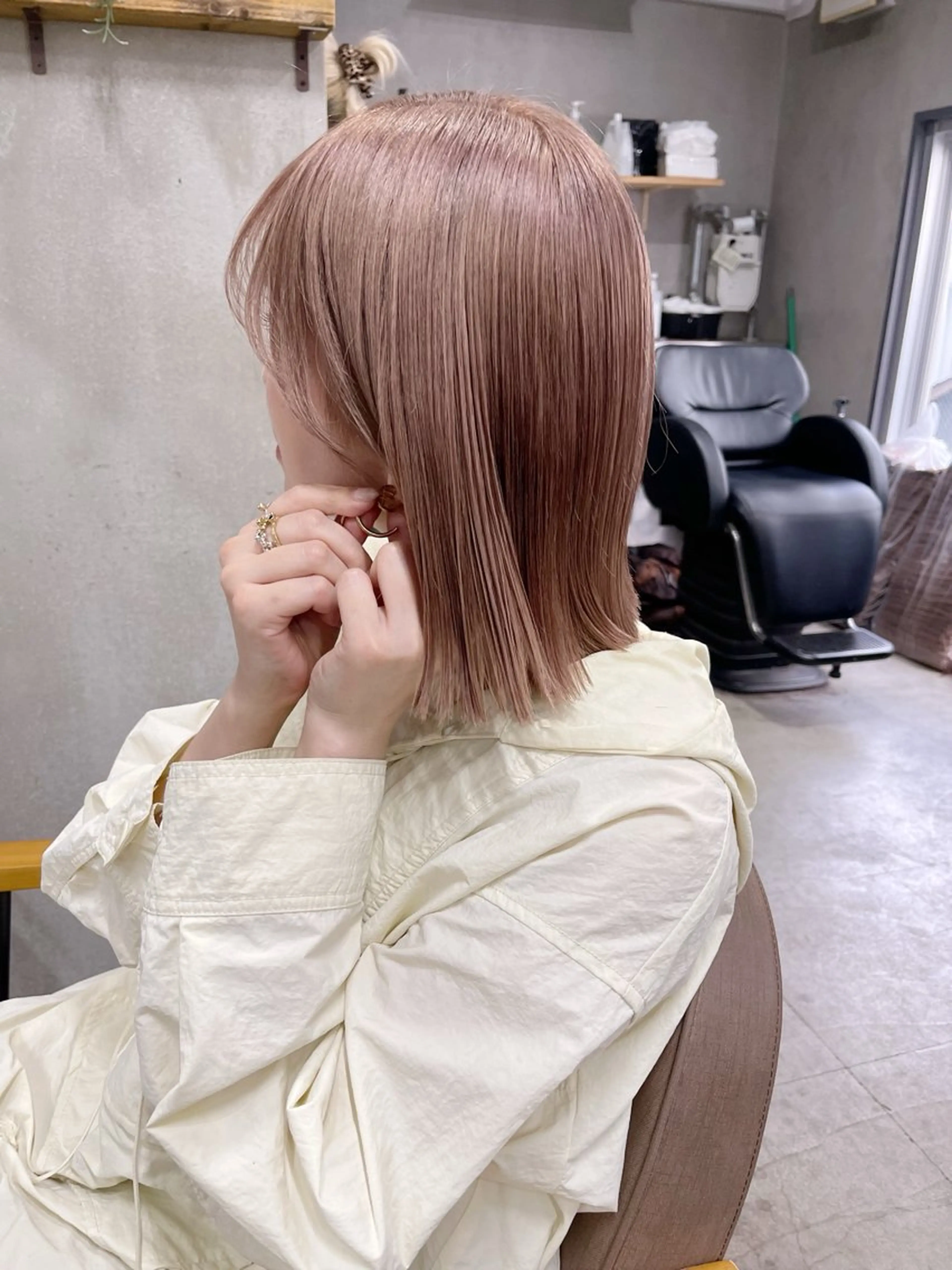 ミディアム カラー 切りっぱなしボブ ベージュカラー ミルクティーベージュ ピンクカラー ピンクベージュ ヘアカラー トリートメント AiM 大名のヘアスタイル