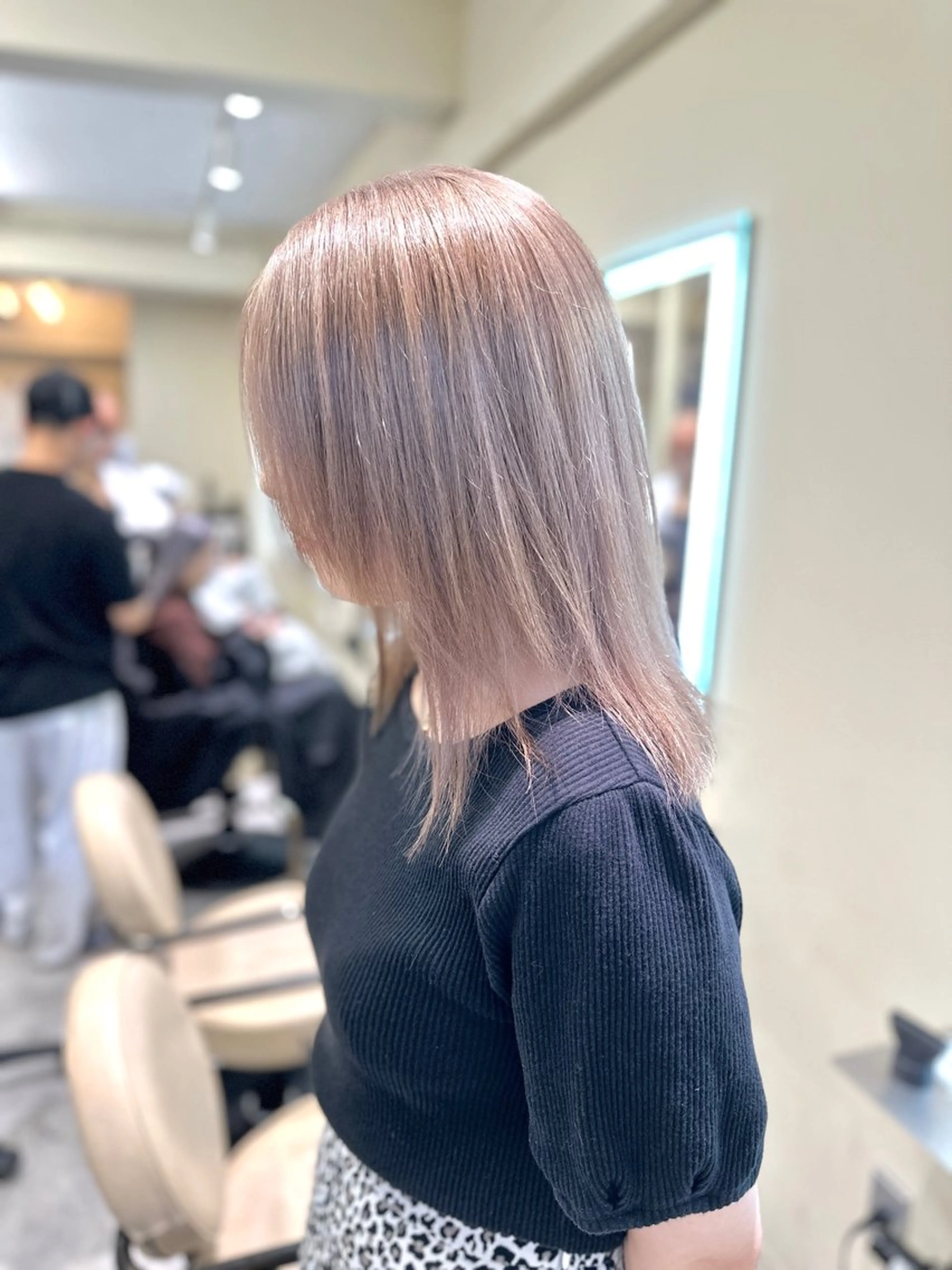 ミディアム カラー ベージュカラー ホワイトベージュ カット ヘアカラー トリートメント 色気レイヤーカット 大和健生のヘアスタイル