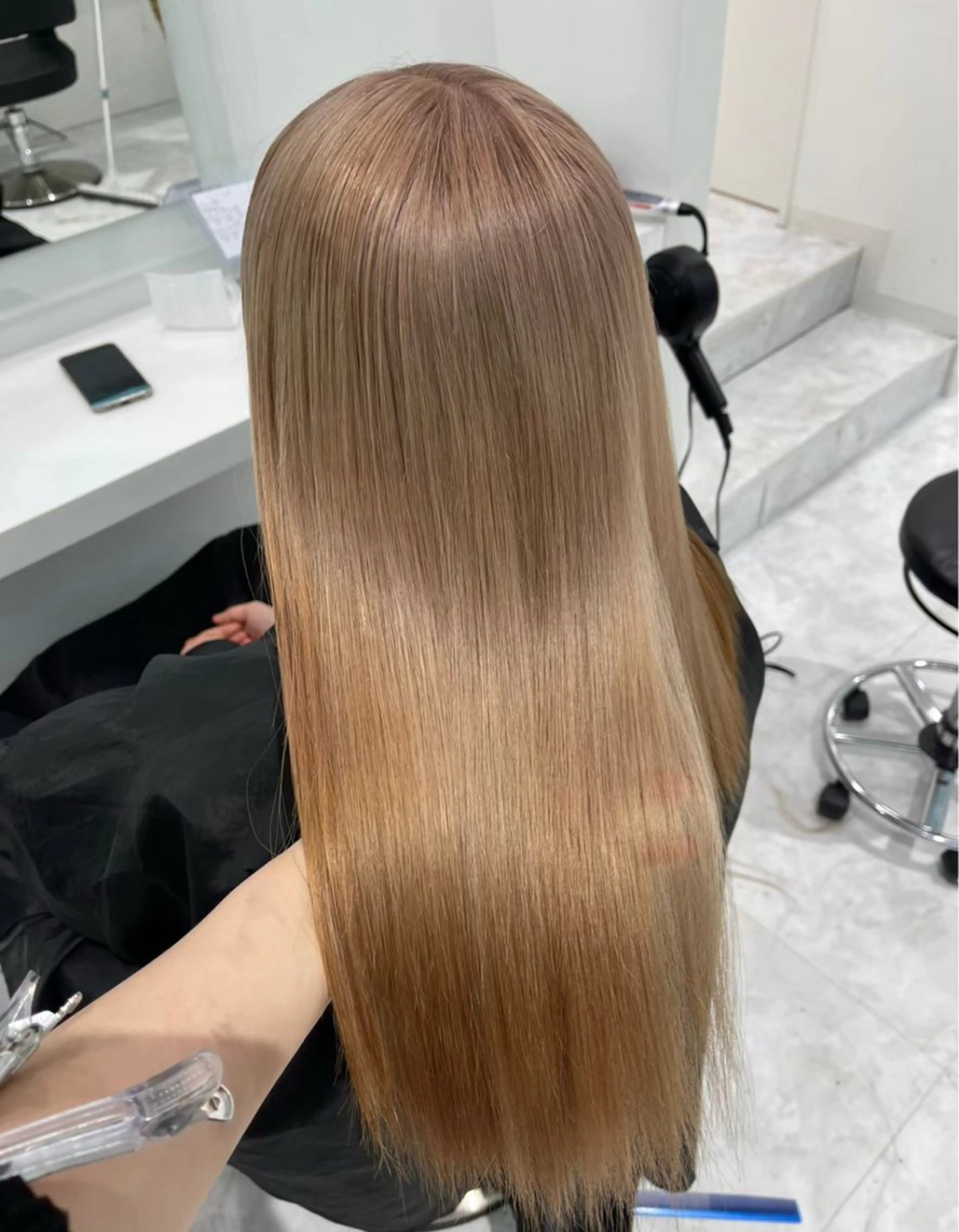 ロング カラー ヘアアレンジ 🩵ダメージレス艶感 ハイトーン🩷のヘアスタイル