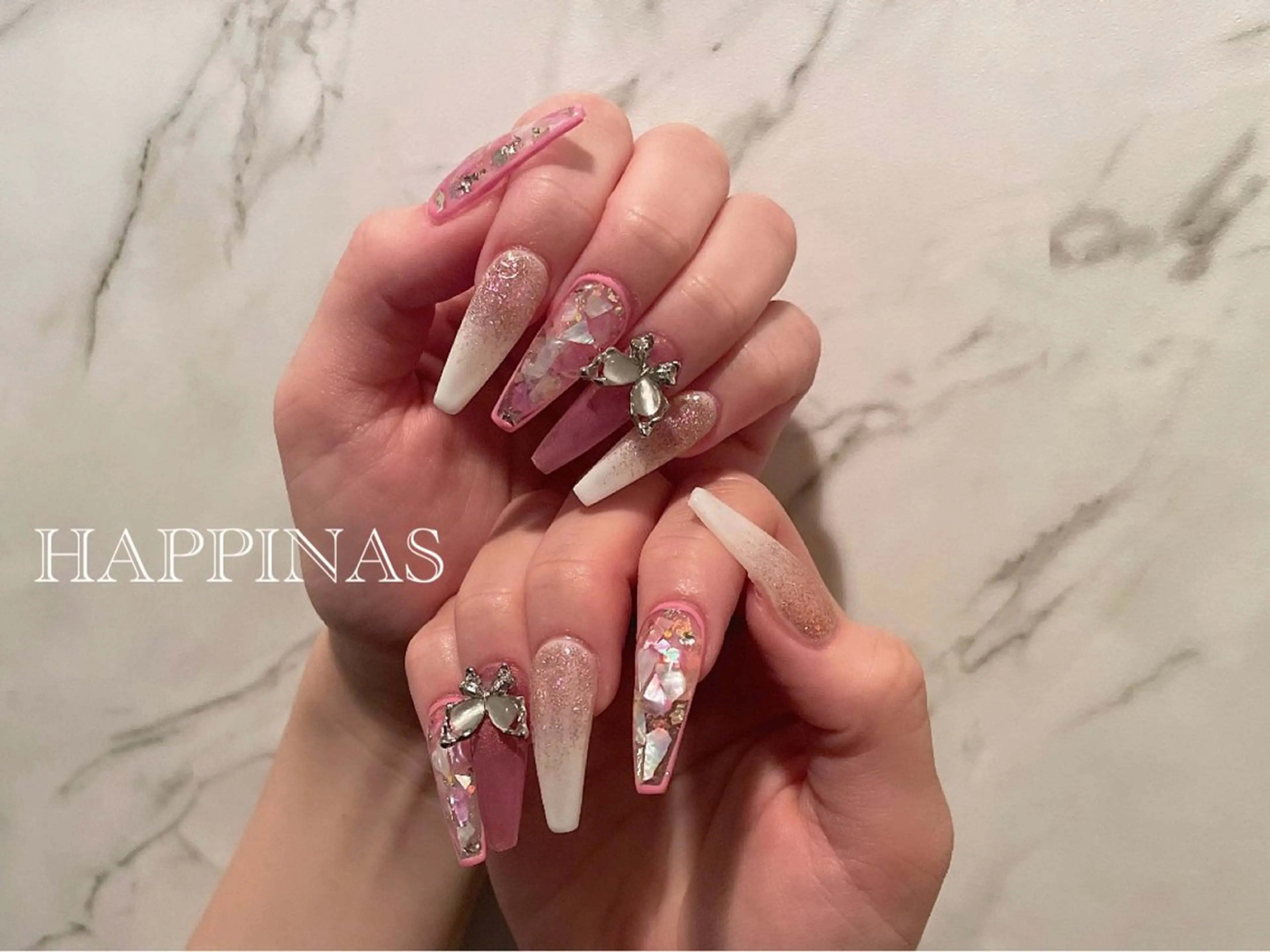 ネイル グラデーション キラキラネイル ラメ(グリッター) ラメグラデーション ロングネイル ハンドネイル HAPPINAS Jrネイリスト💅のネイルデザイン