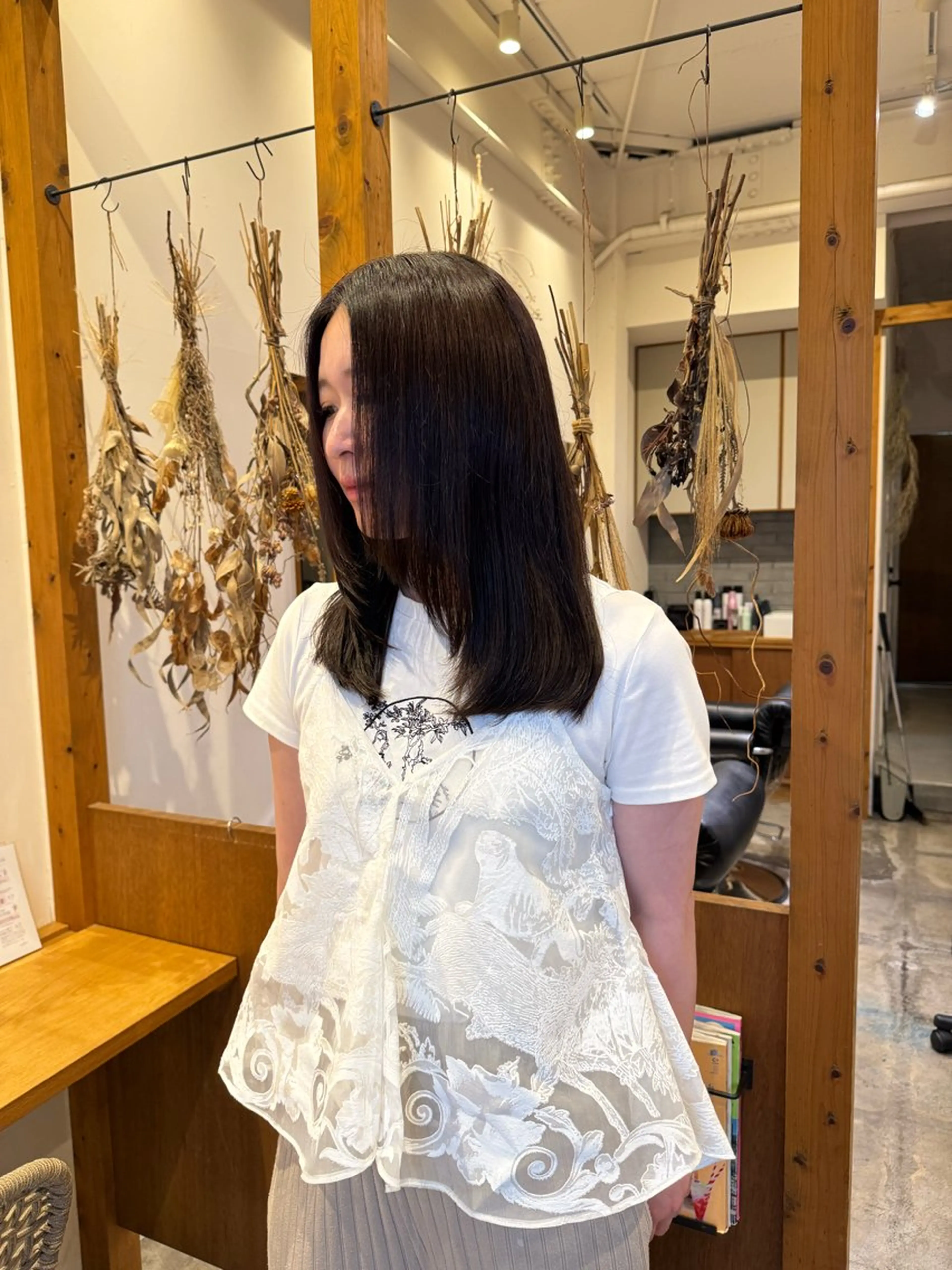 セミロング カラー グレージュ ラベンダーカラー ラベンダーグレージュ ラベンダーグレー カット ヘアカラー トリートメント ENIF　大島 芽生のヘアスタイル