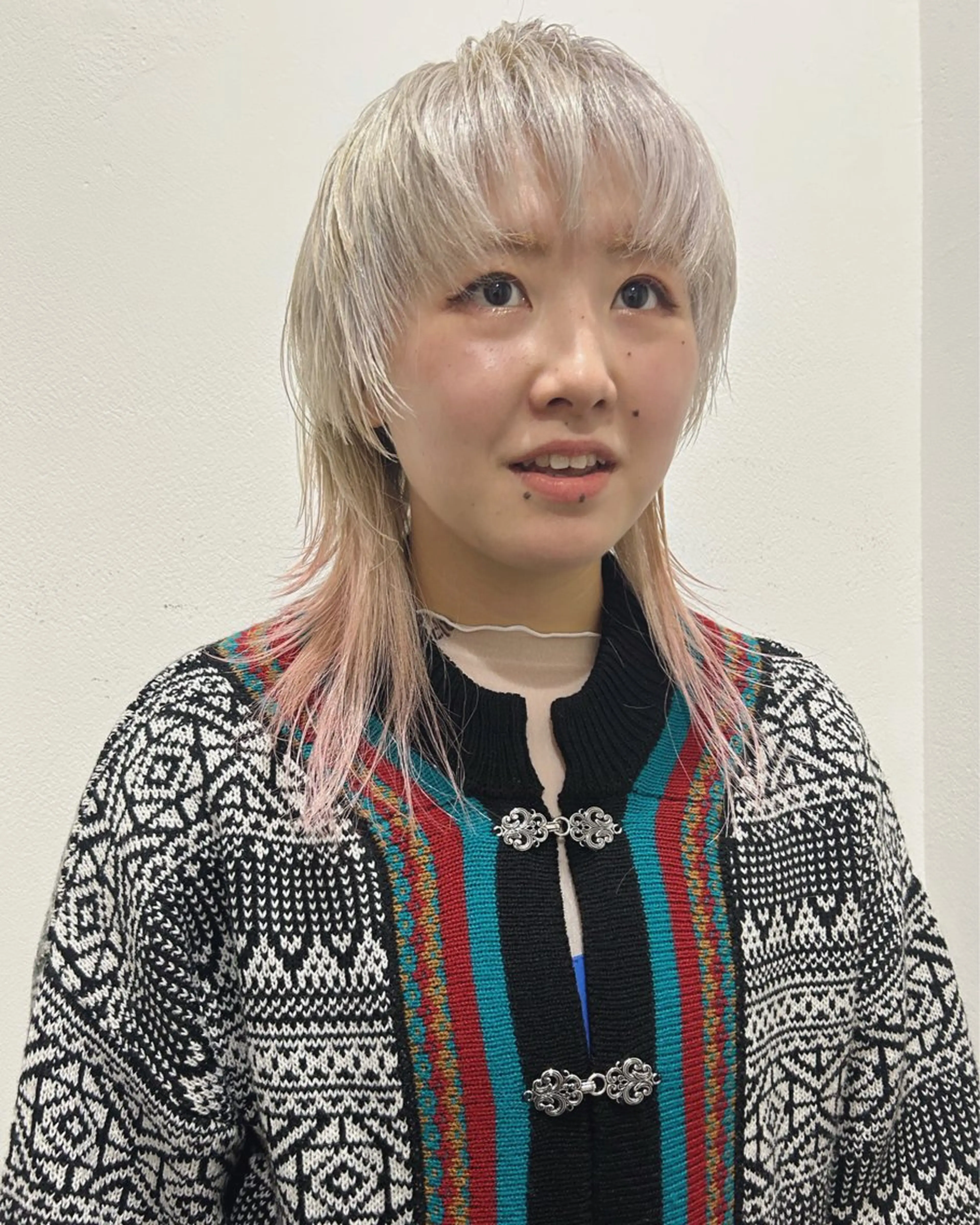 セミロング カラー ブロンド ピンクカラー ウルフカット カット ヘアカラー トリートメント Loom.所属・村上雅人 ナチュラルモードのヘアスタイル