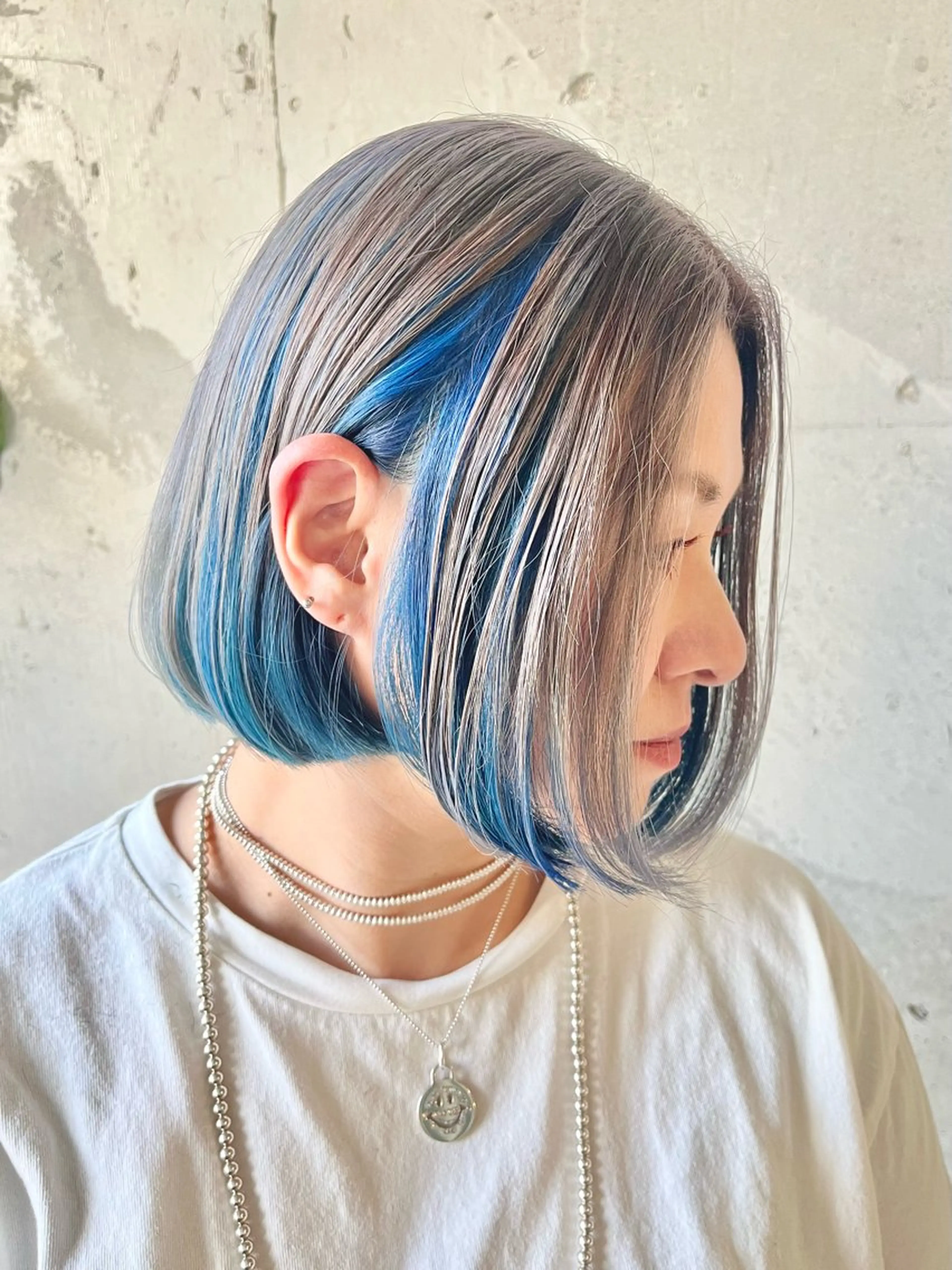 ミディアム カラー ブルーカラー グレージュ ボブ ヘアカラー direction所属・派手髪デザインカラー ヒロカのヘアスタイル