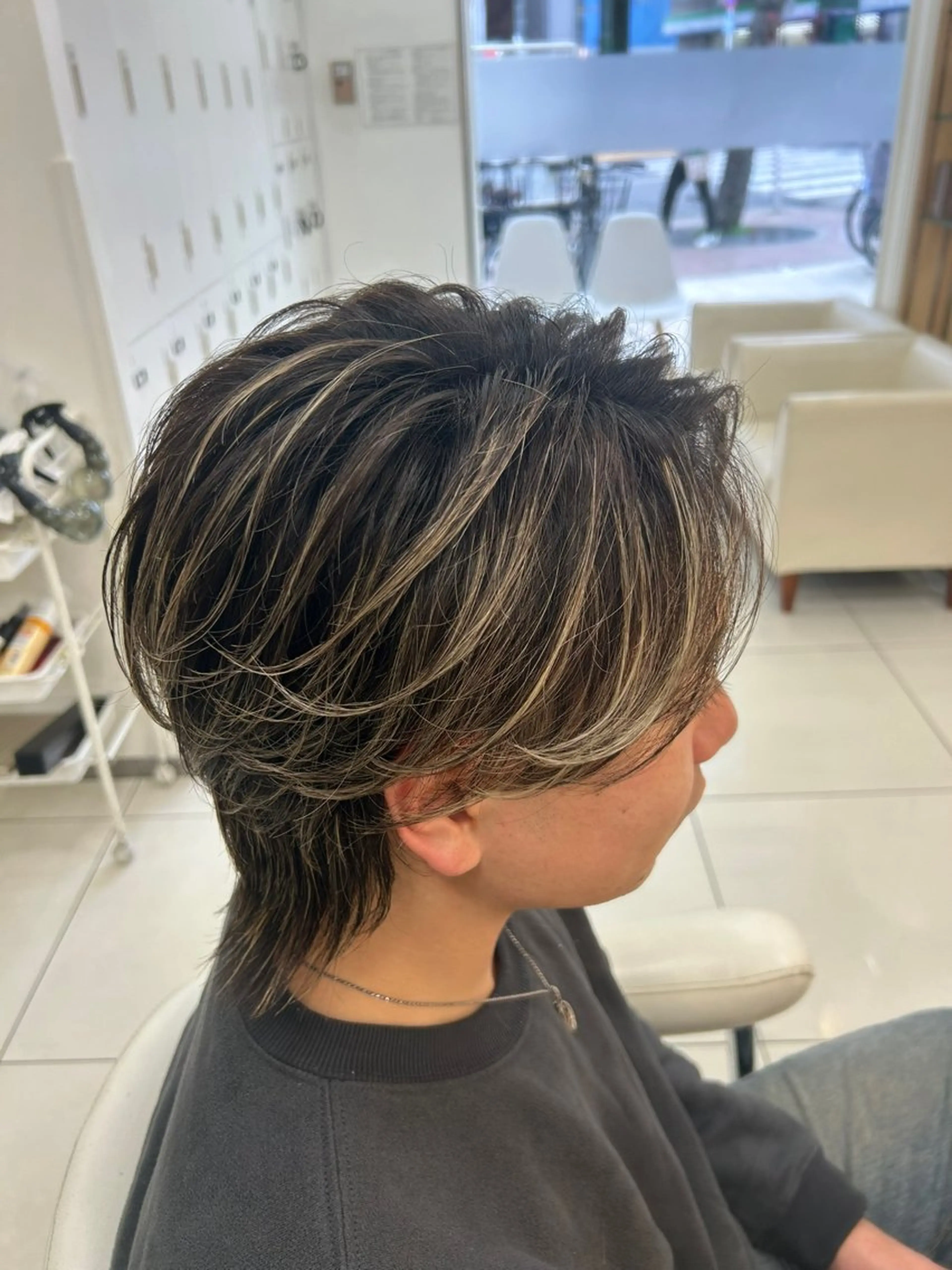 ショート カラー パーマ メンズ センターパート フェードカット フェザーパーマ カルマパーマ マッシュ カット ヘアカラー トリートメント 髪質改善/艶カラー/ メンズパーマ/鈴木のヘアスタイル