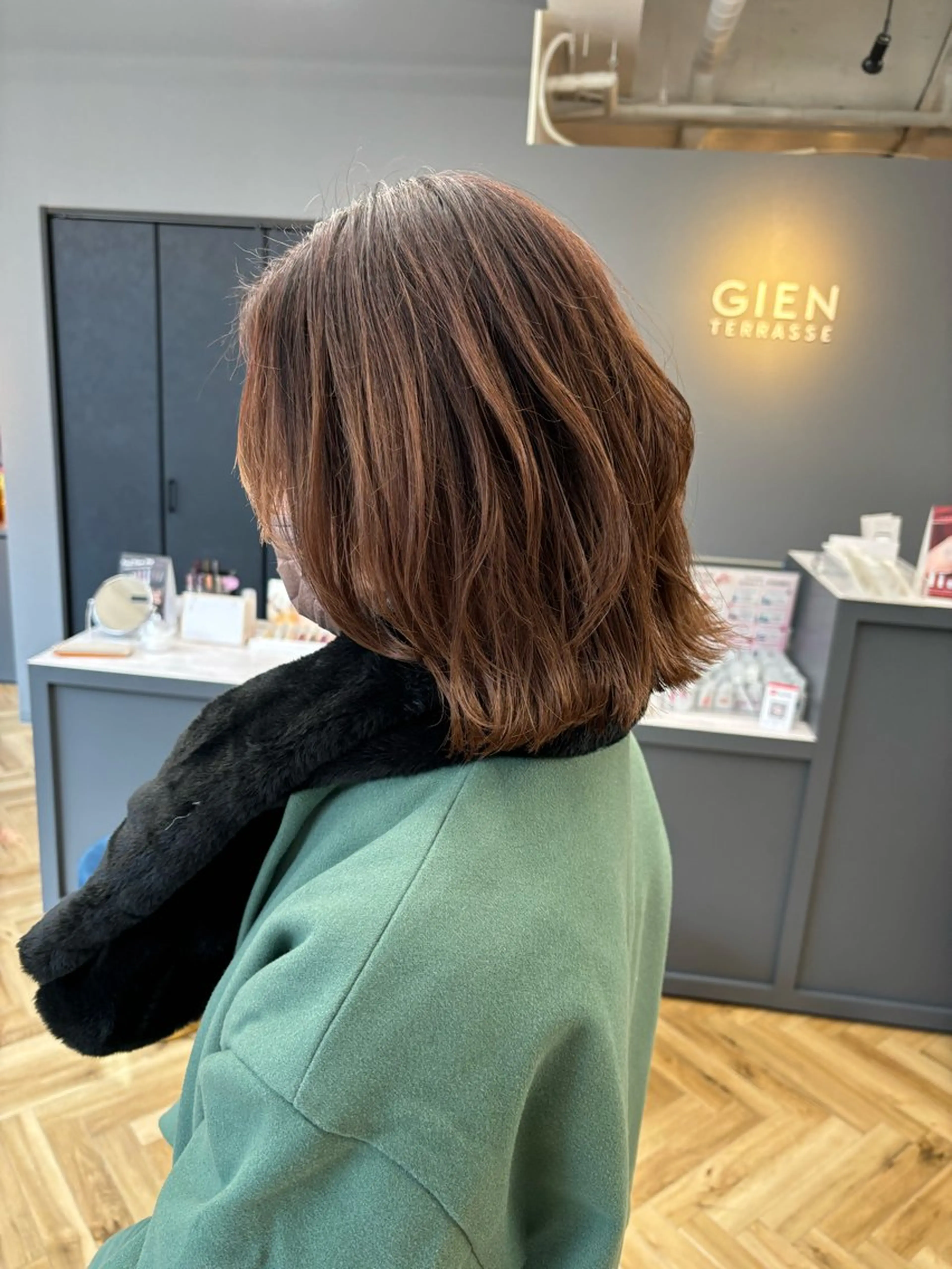 ミディアム ミディアムレイヤー レイヤーカット 重里 瑠花のヘアスタイル