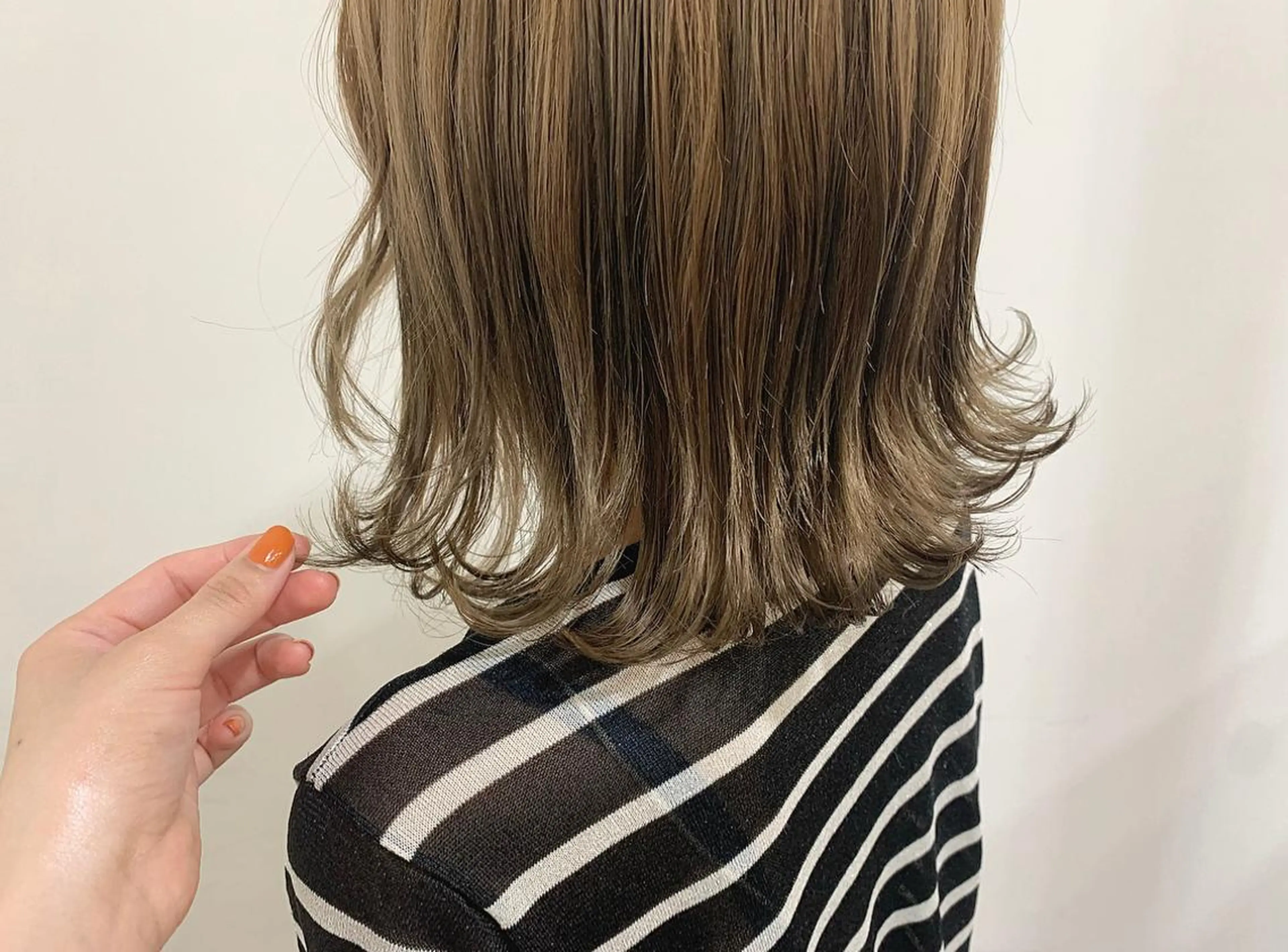 ミディアム カラー ヘアアレンジ ベージュカラー ブリーチ 透明感カラー ミルクティーベージュ ヘアカラー トリートメント たかいわ みきのヘアスタイル