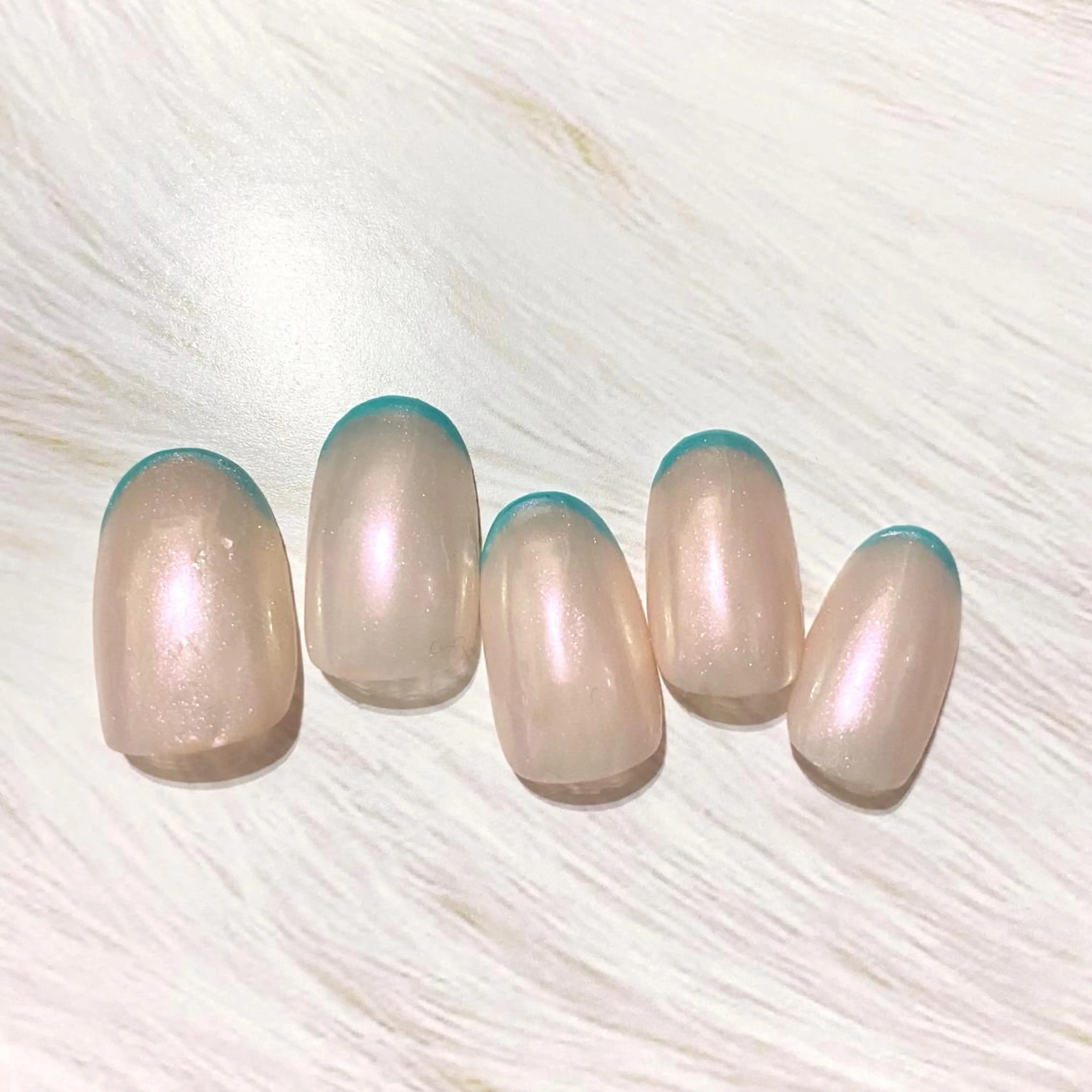 ネイル オーロラネイル フレンチネイル 🥀たなか れね🍋のマツエク・マツパデザイン