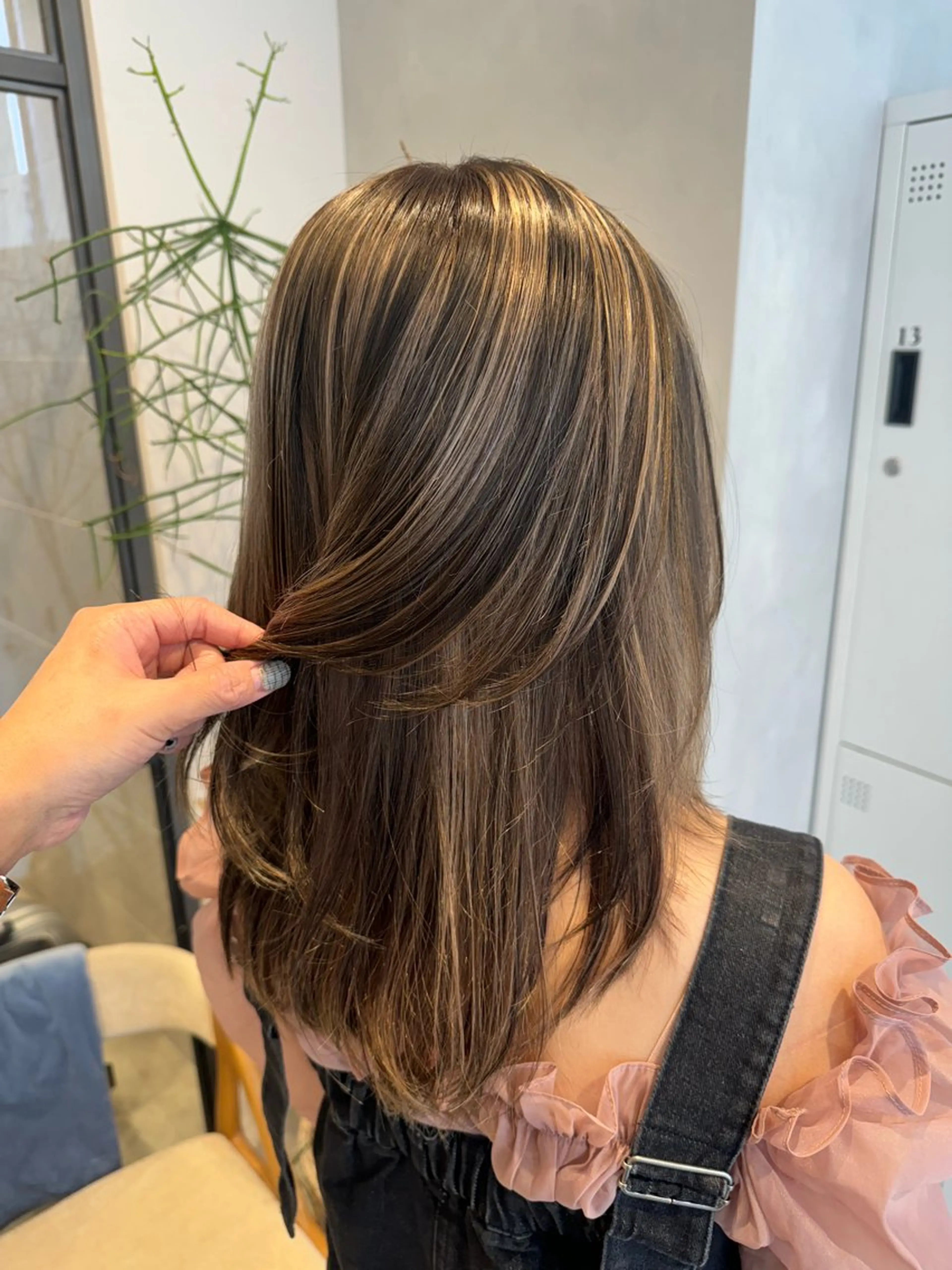 セミロング カラー ベージュカラー ブリーチ ハイライトカラー ハイライト カット ヘアカラー トリートメント 透明感カラー✨艶髪 制作🌱山根あゆみのヘアスタイル