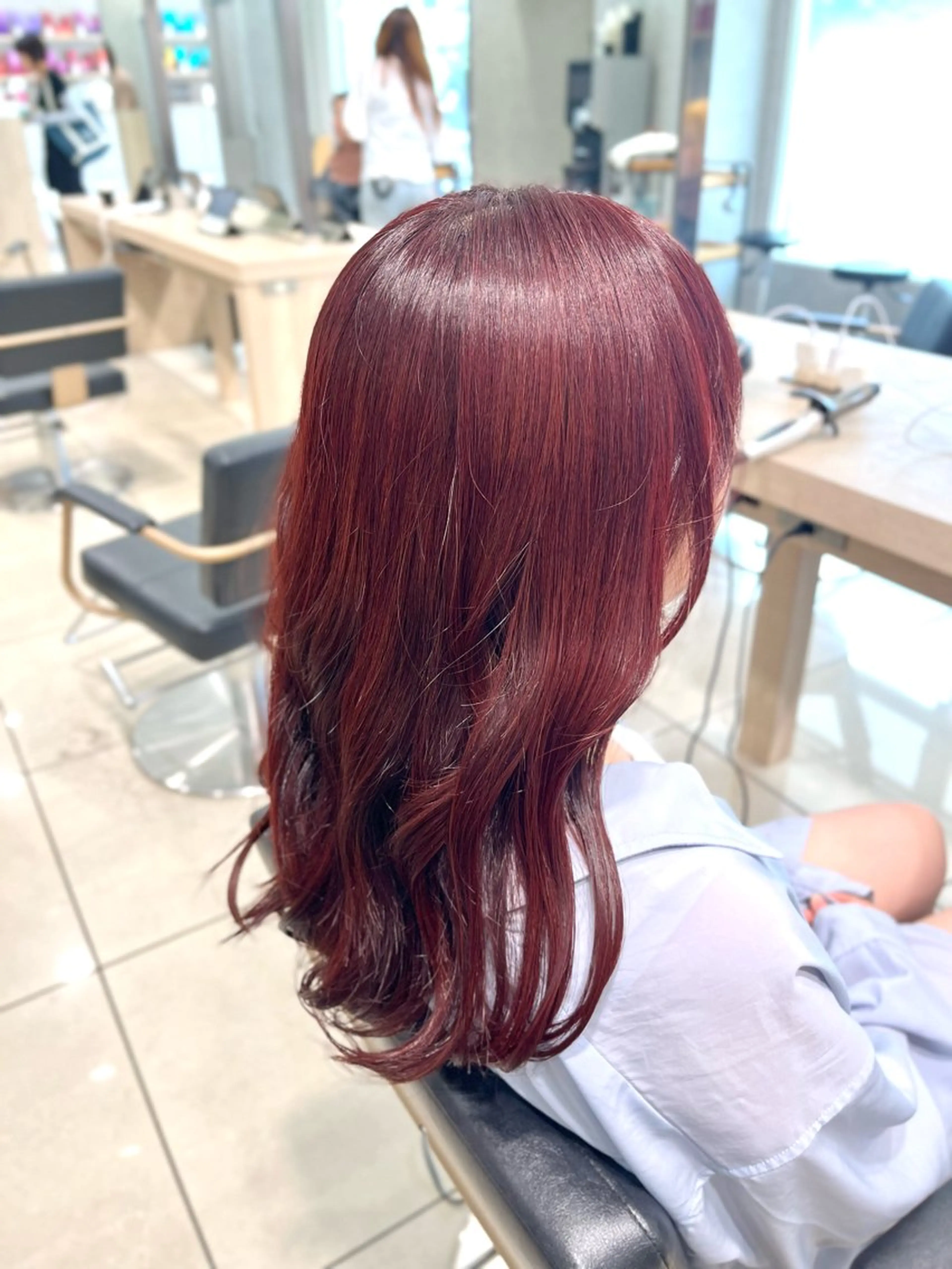 ロング カラー ブリーチ カシス レッドカラー トリートメント カット ヘアカラー トリートメント 巖本 真希のヘアスタイル