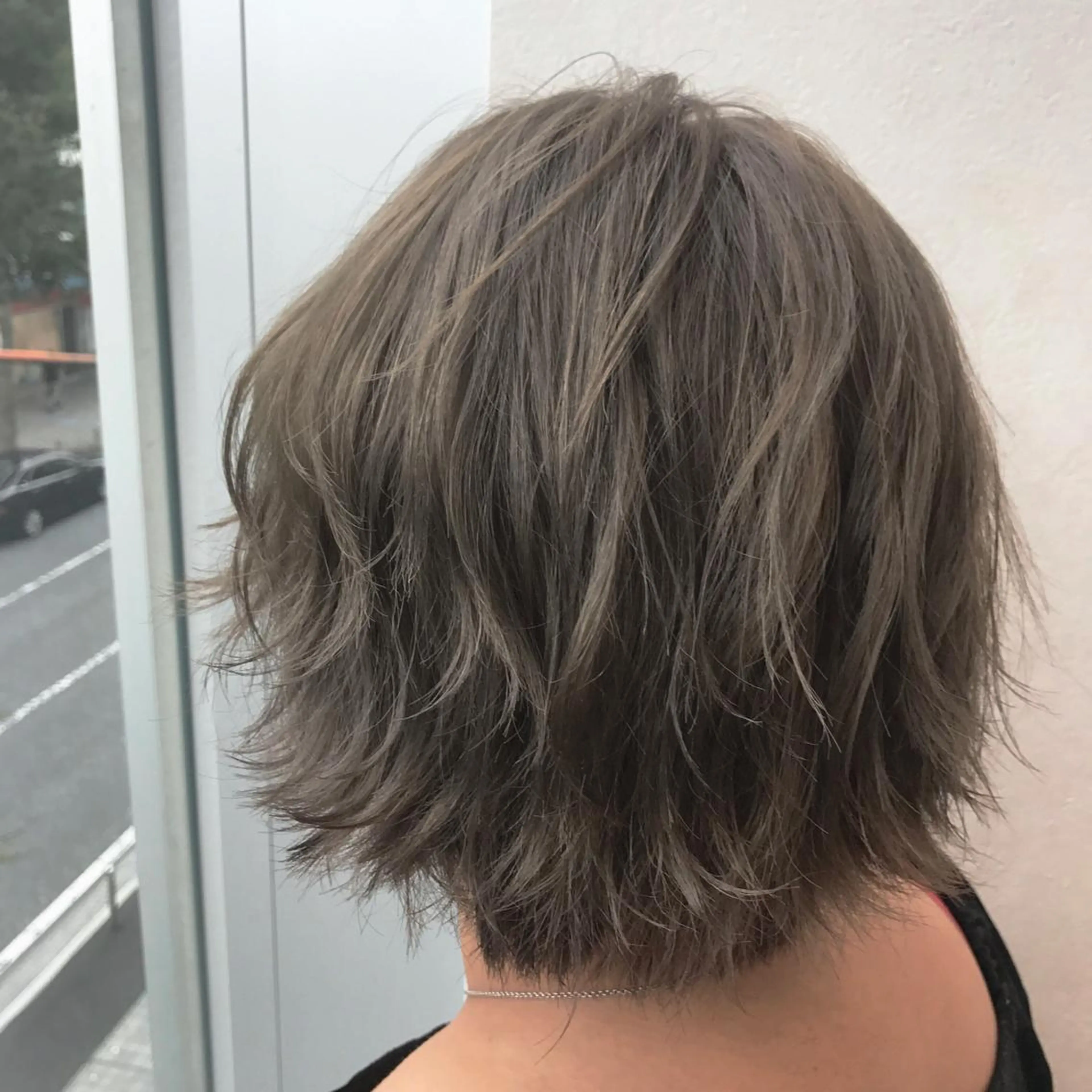 ショート カラー ブリーチ ケアブリーチ グレージュ AGU akariのヘアスタイル