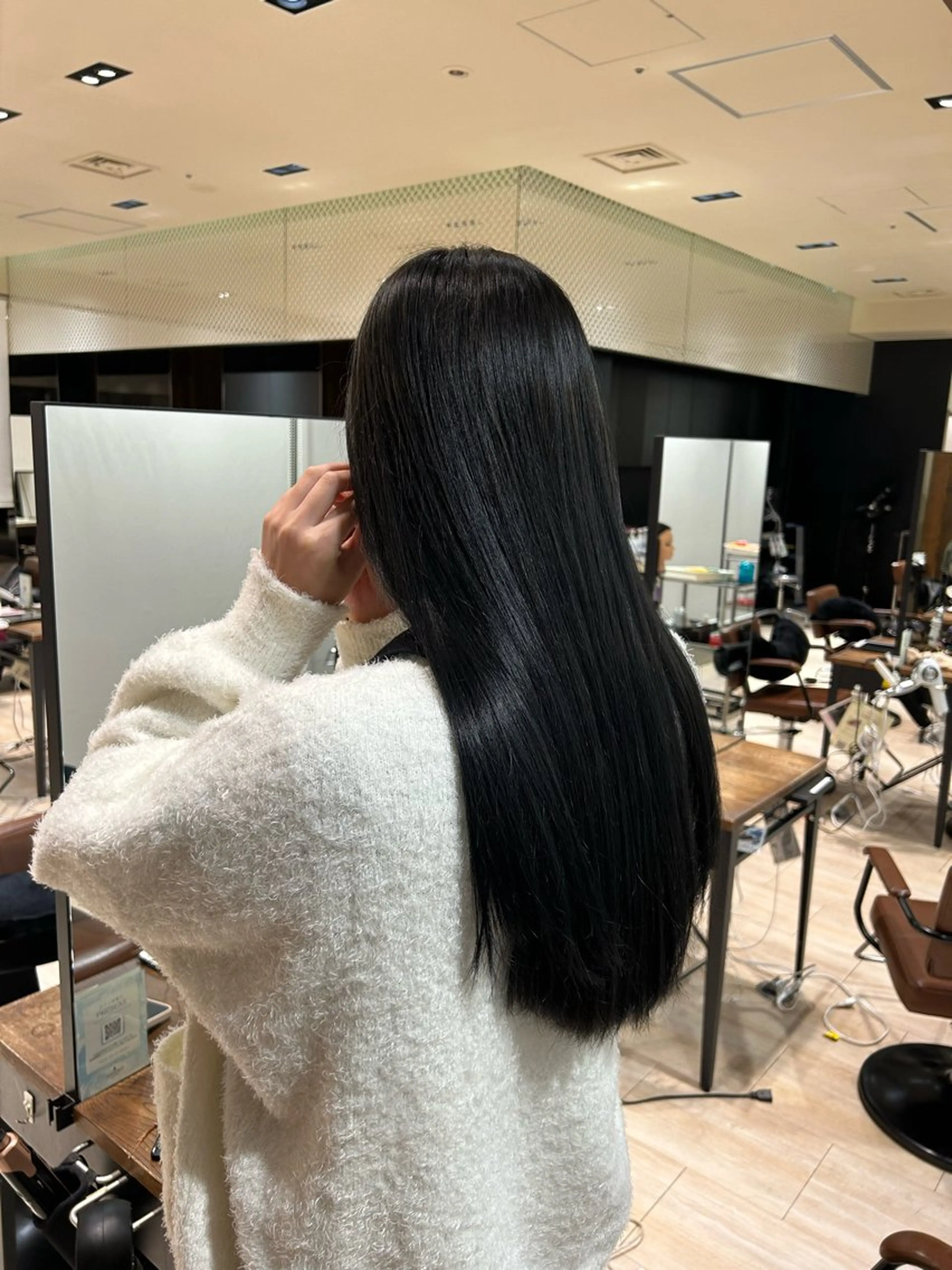 ロング カラー 足立 遥奈のヘアスタイル