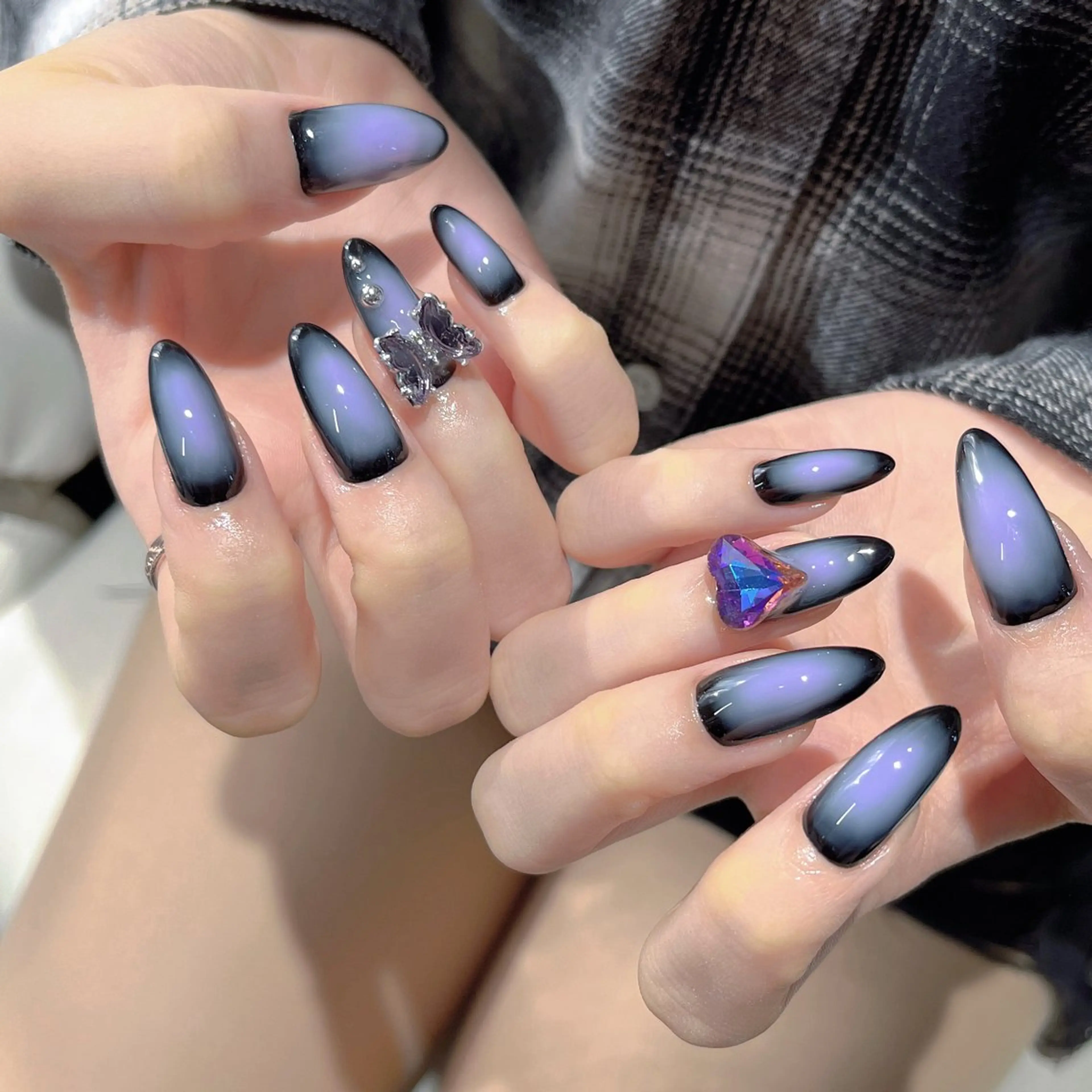 ネイル フットネイル フレンチネイル ジェルネイル ラメ(グリッター) ラメグラデーション ハンドネイル NEO Beauty Salon所属・𝐍𝐄𝐎 𝐉𝐔𝐑𝐈のネイルデザイン