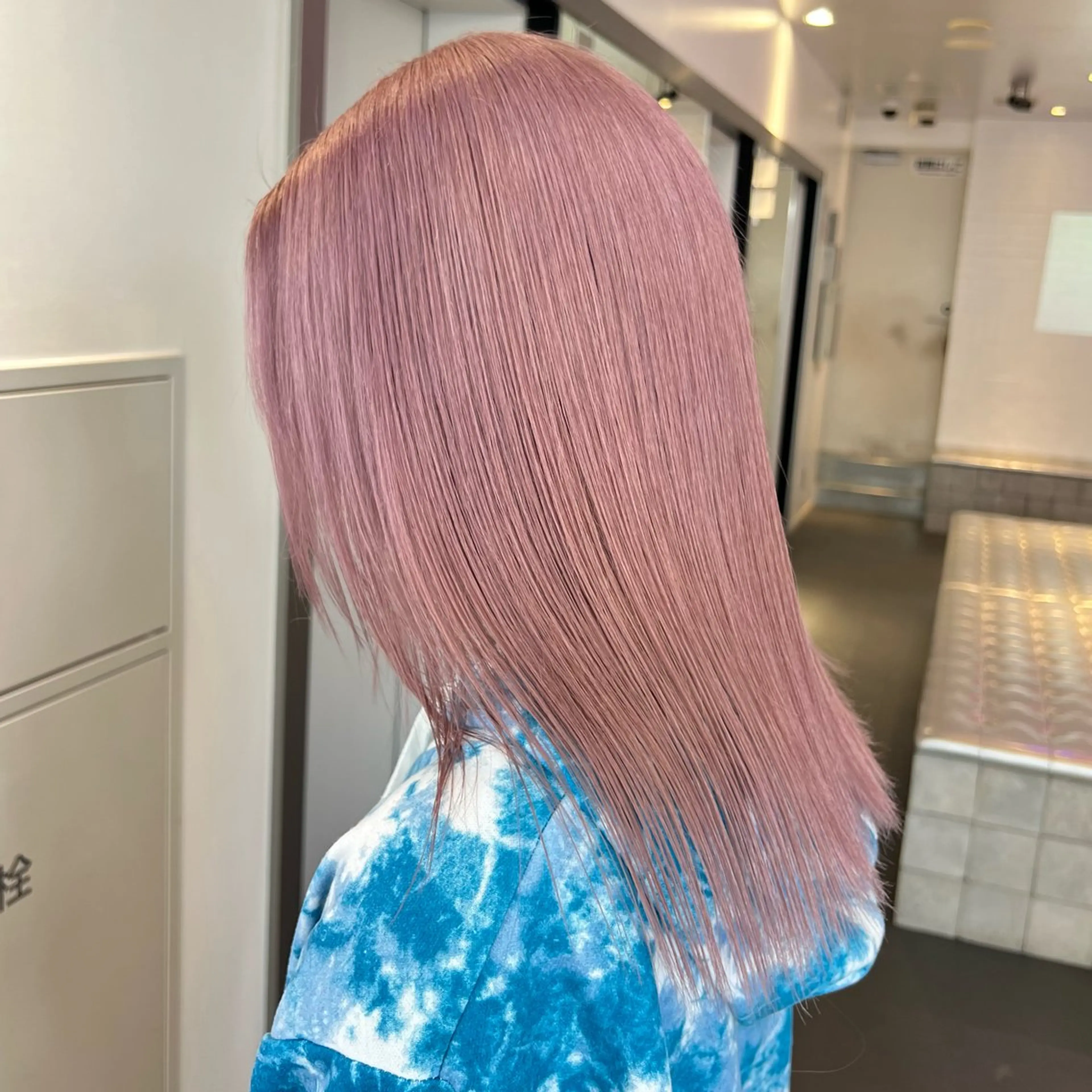 セミロング カラー ブリーチ ハイトーンカラー ピンクカラー ヘアカラー トリートメント 🌼動き×透明感🩵 ハイトーン/ナナのヘアスタイル