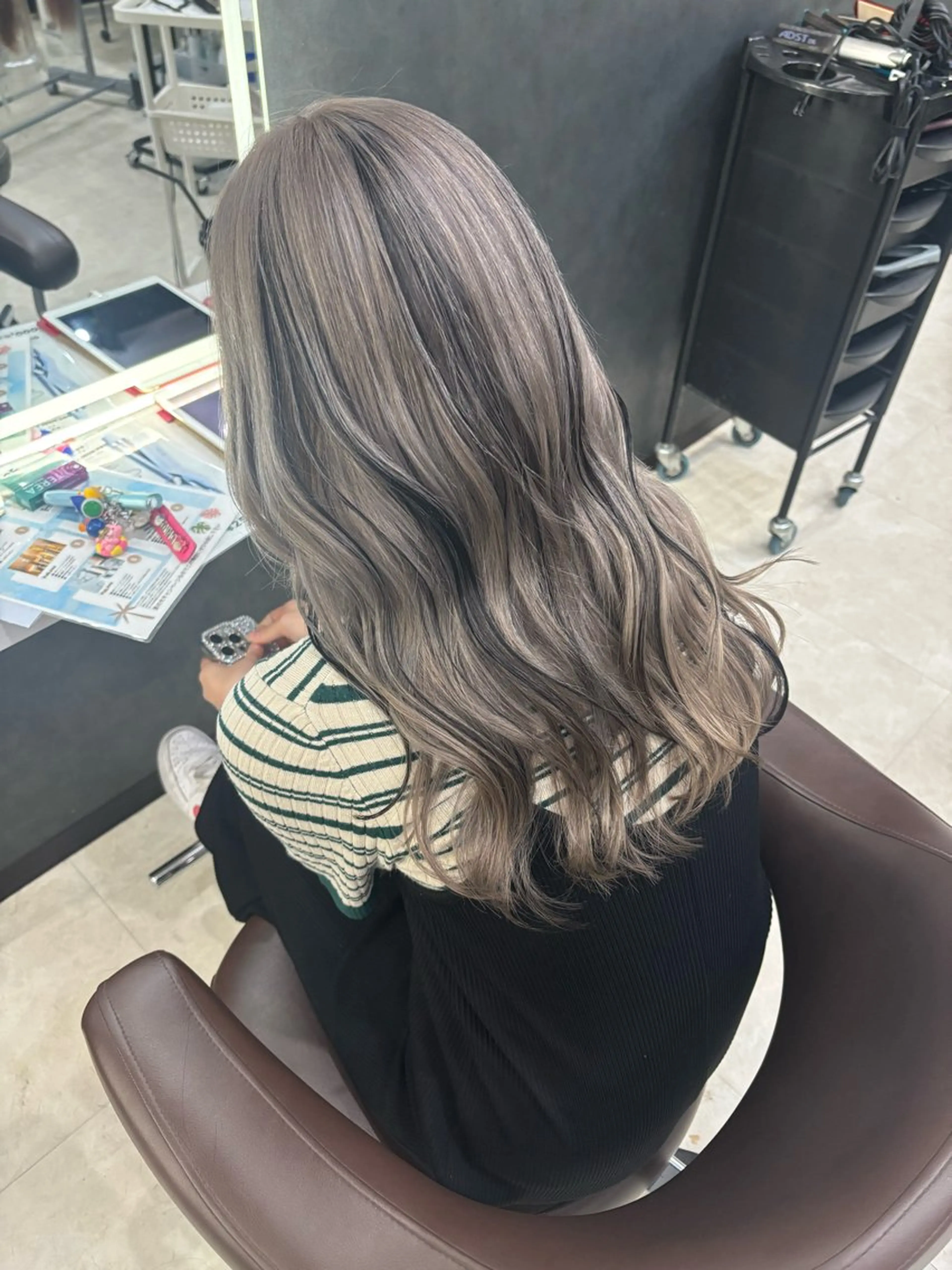 セミロング ヘアカラー 色落ちまで2度綺麗な ハイトーン🪞／ミクのヘアスタイル