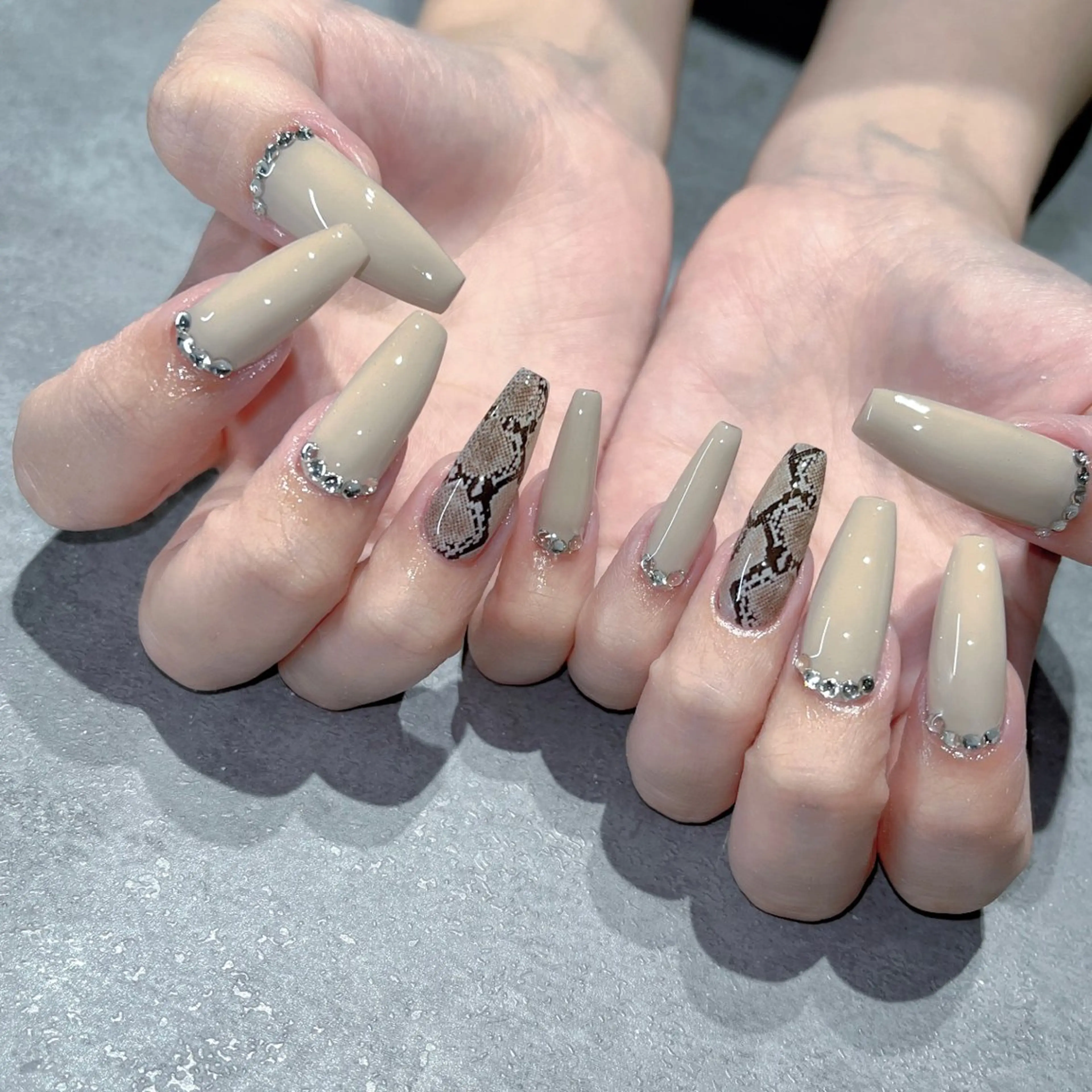 ネイル フットネイル フレンチネイル ジェルネイル ラメ(グリッター) ラメグラデーション ハンドネイル NEO Beauty Salon所属・𝐍𝐄𝐎 𝐉𝐔𝐑𝐈のネイルデザイン