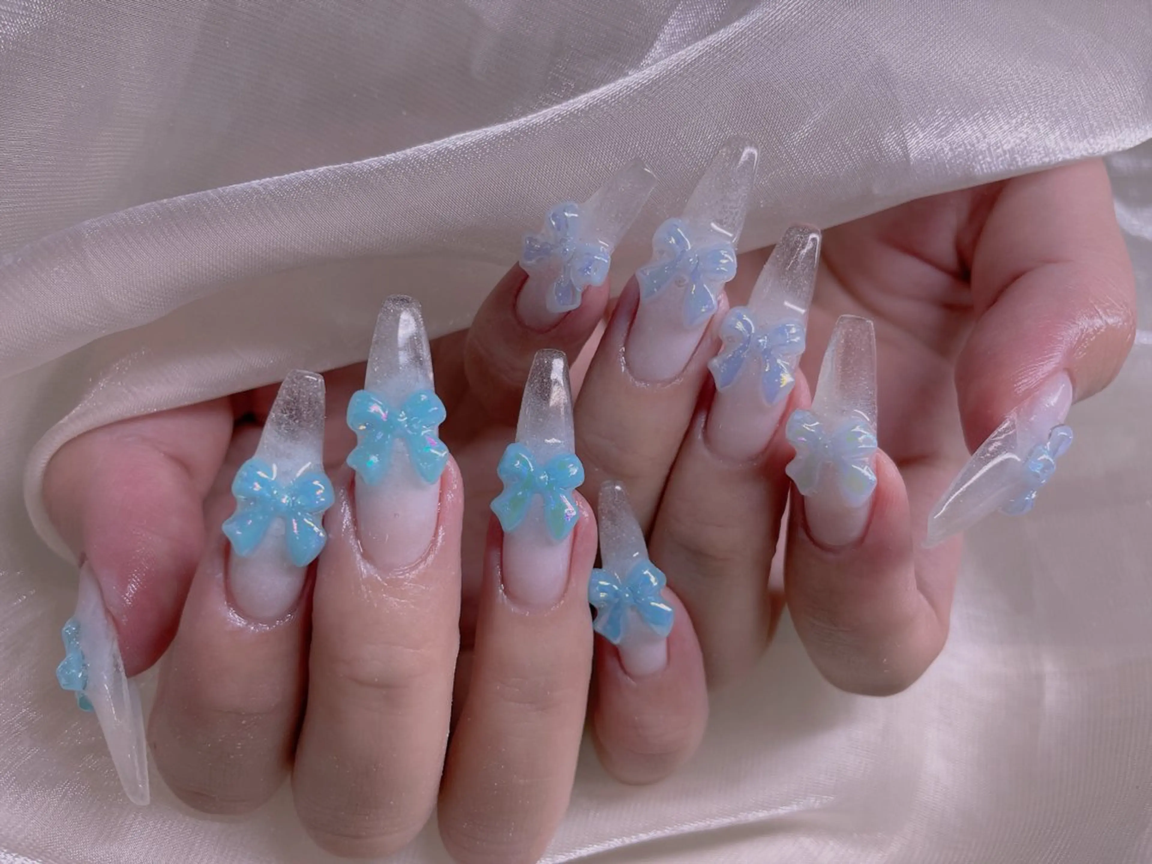ネイル ブルー チークネイル フレンチネイル ハート ホログラムネイル 美爪パラジェル導入店 Sunnilyのネイルデザイン