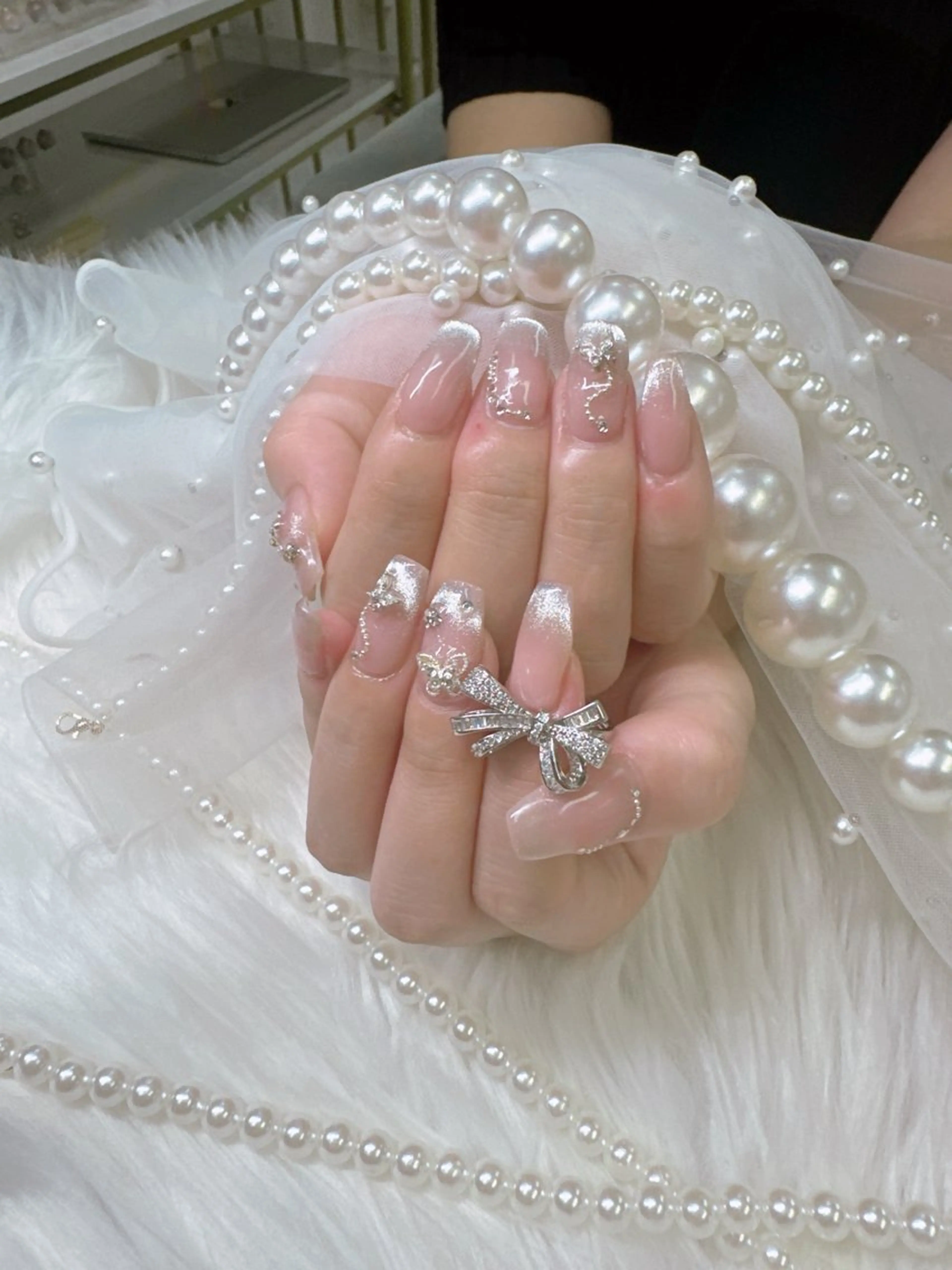 ネイル ボルドー チークネイル ドット 長さ出し フレンチネイル ハンドネイル クイーンズネイル銀座所属・Queeens nailのネイルデザイン