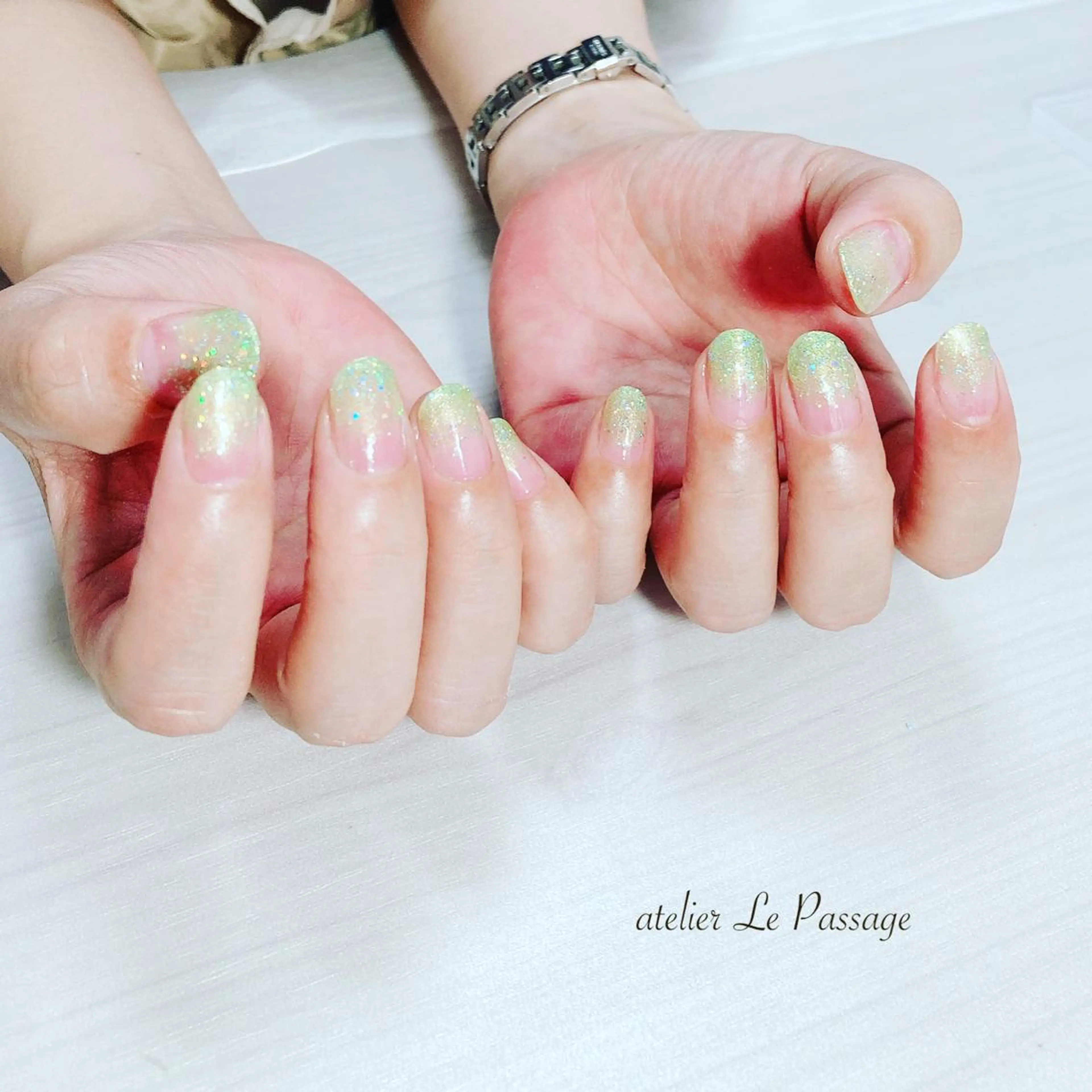 ネイル ジェルネイル グラデーション ラメ(グリッター) オフィスネイル パラジェル Atelier Le Passage所属・h nakatsukaのネイルデザイン