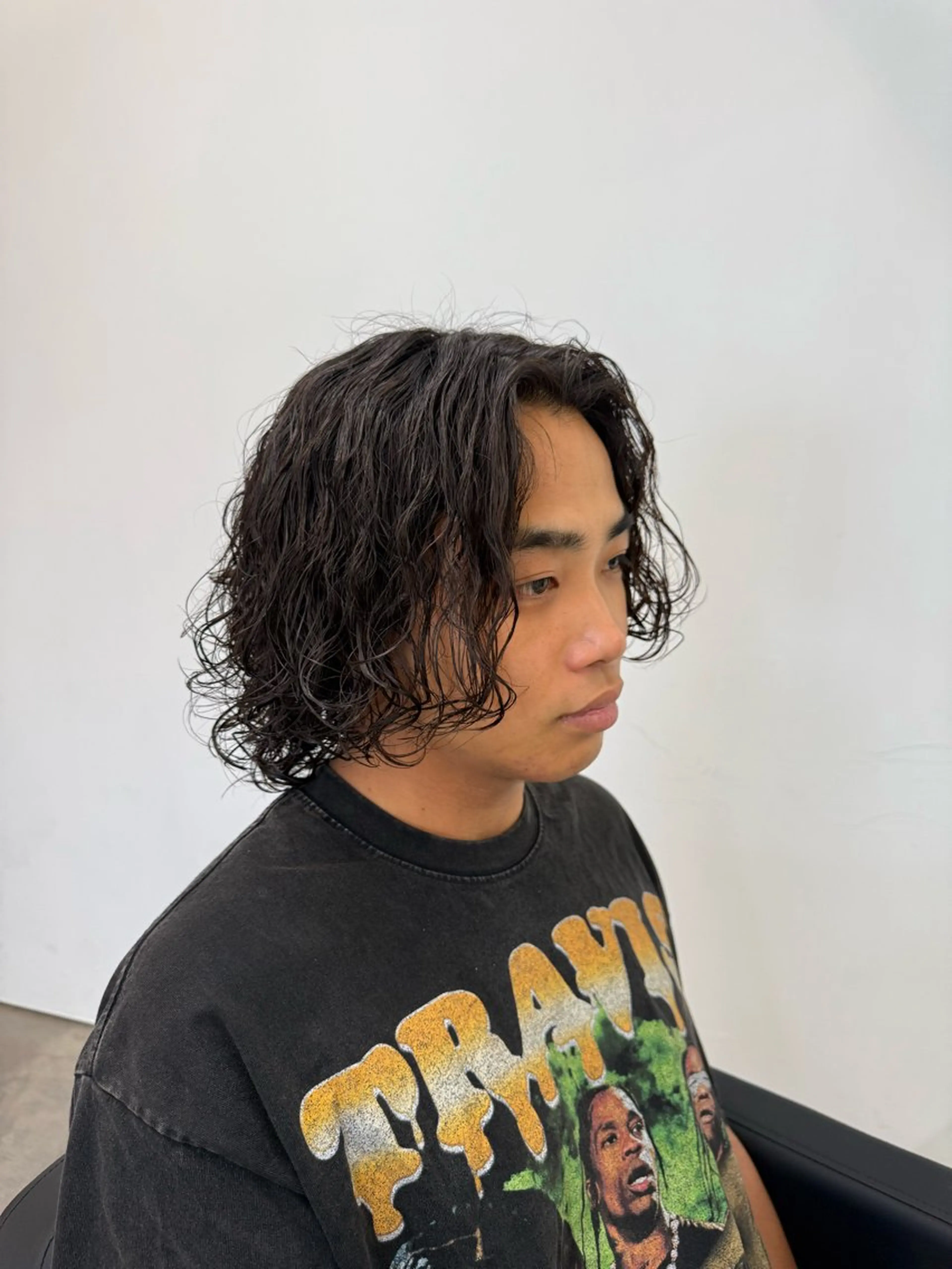ミディアム パーマ メンズ ミディアムパーマ センターパート フェザーパーマ メンズ韓国風 メンズパーマ 古賀 雄大のヘアスタイル