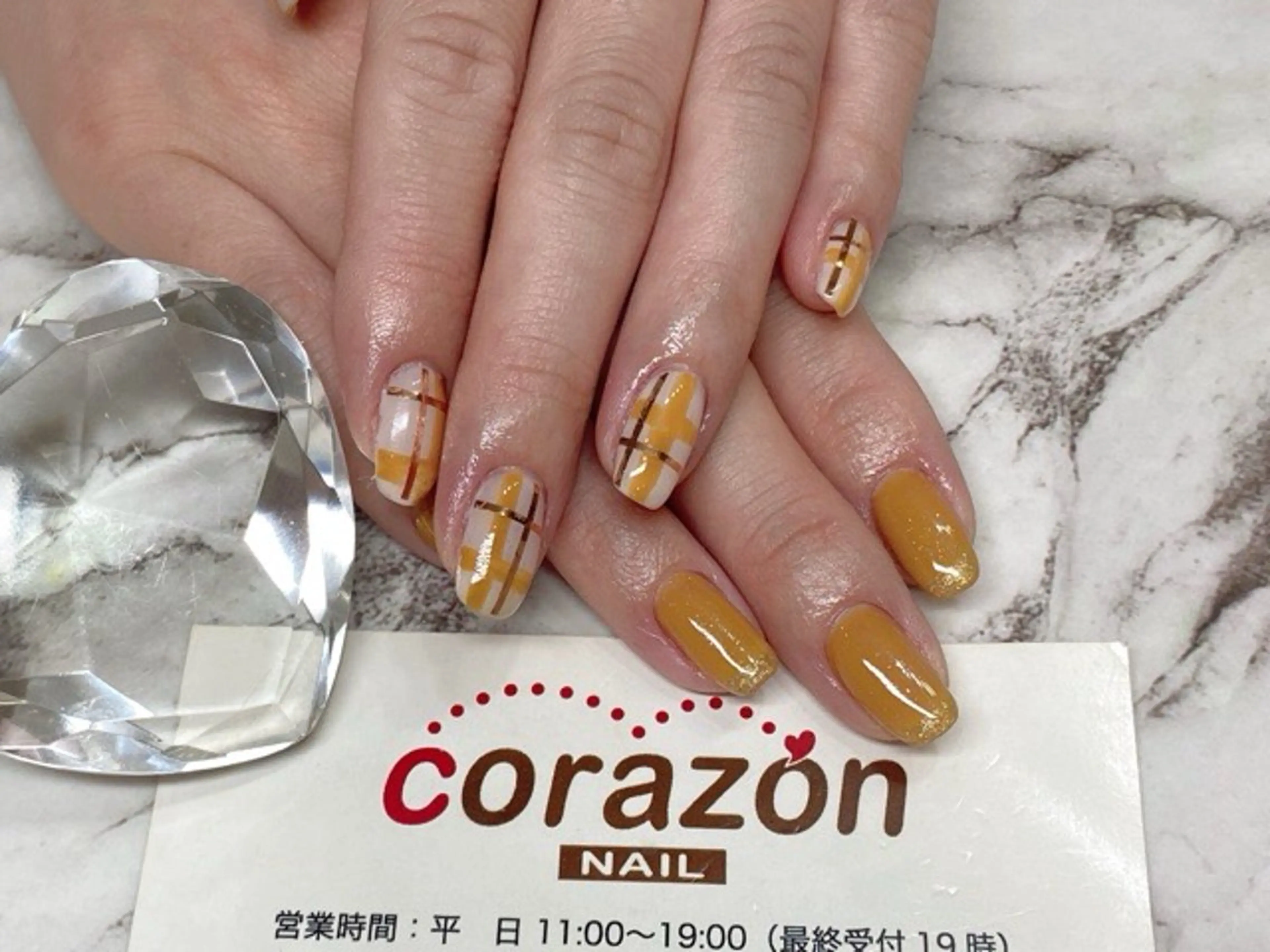 ネイル アートネイル ブラウン ホワイト corazon所属・ネイリスト aicoのネイルデザイン