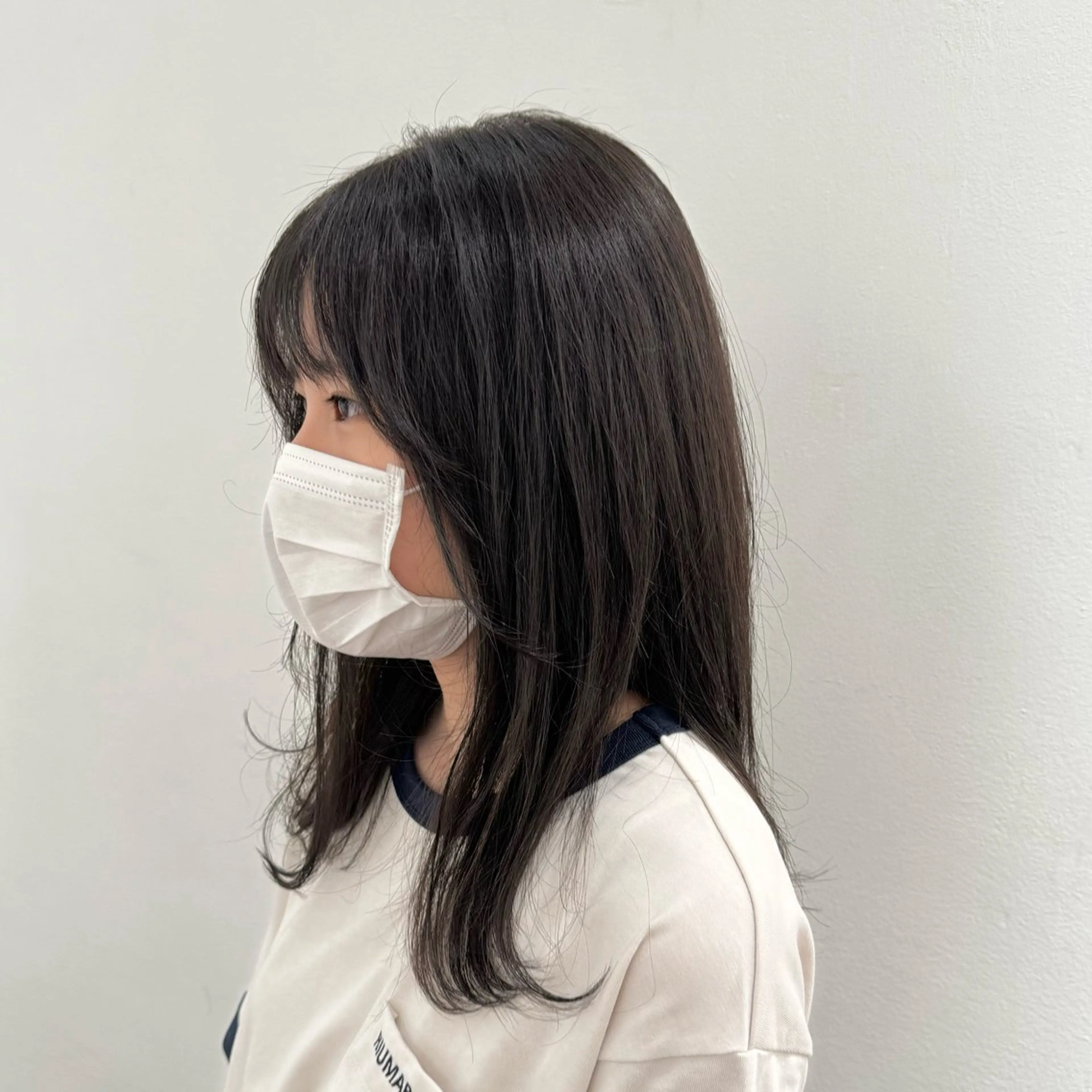 セミロング カラー アッシュ ベージュカラー 黒髪 ブルーカラー ブルーブラック カット トリートメント 吉田 新平のヘアスタイル