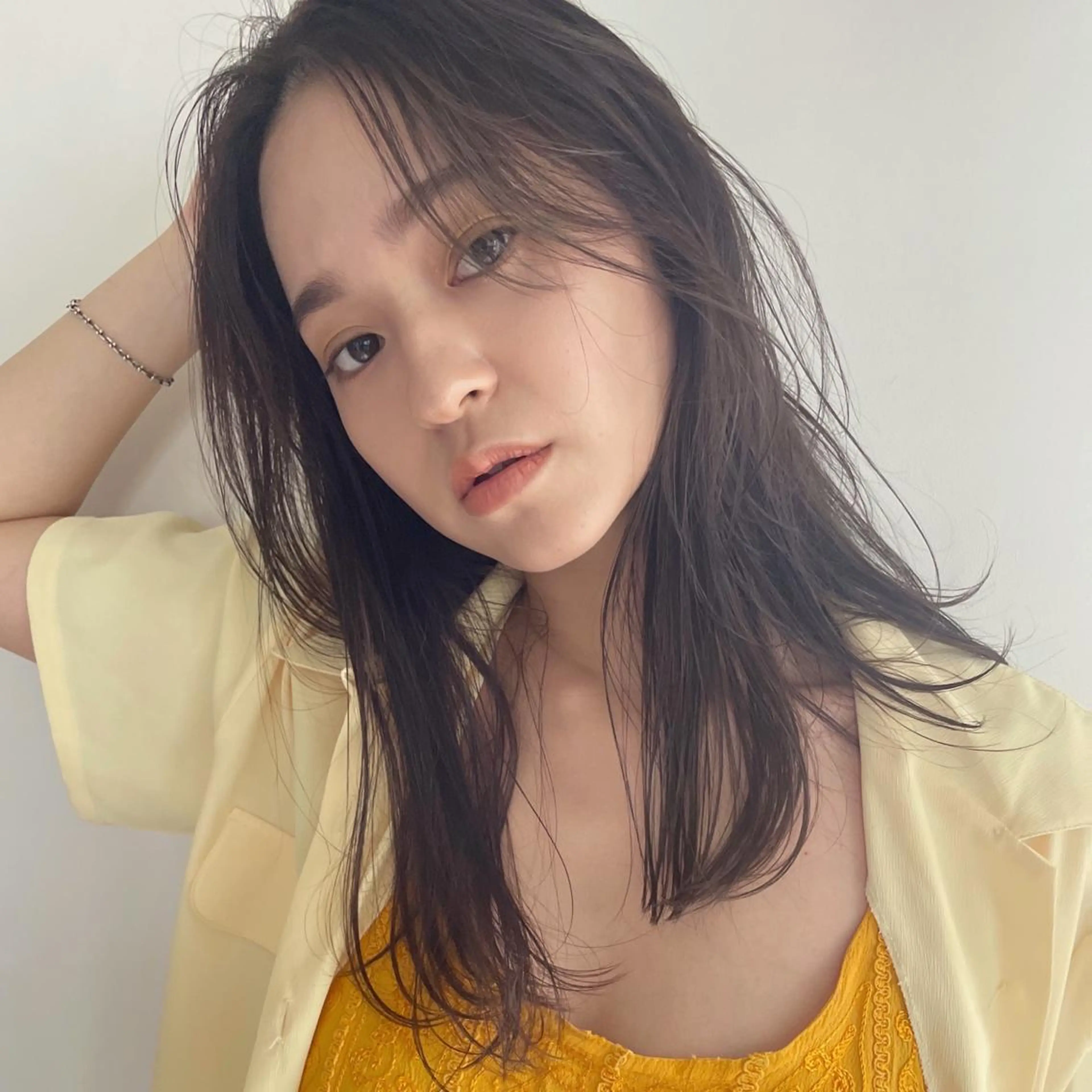 ミディアム カラー ベージュカラー 透明感カラー オリーブベージュ イエローカラー カット ヘアカラー トリートメント ブリーチ/レイヤー 🌻Mutsumiのヘアスタイル