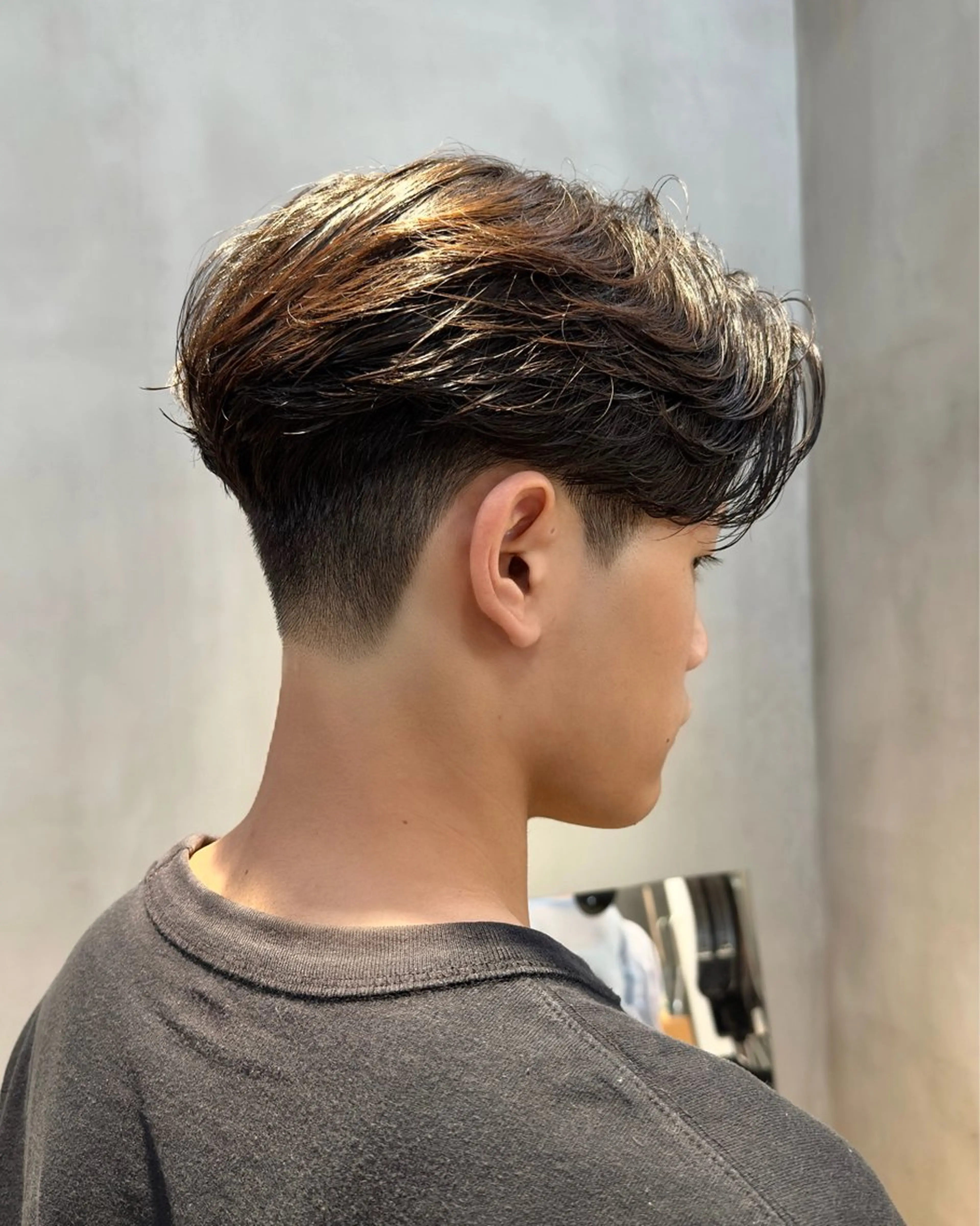 ショート メンズ ハイトーンニュアンス 毛流れシャドウパーマのヘアスタイル