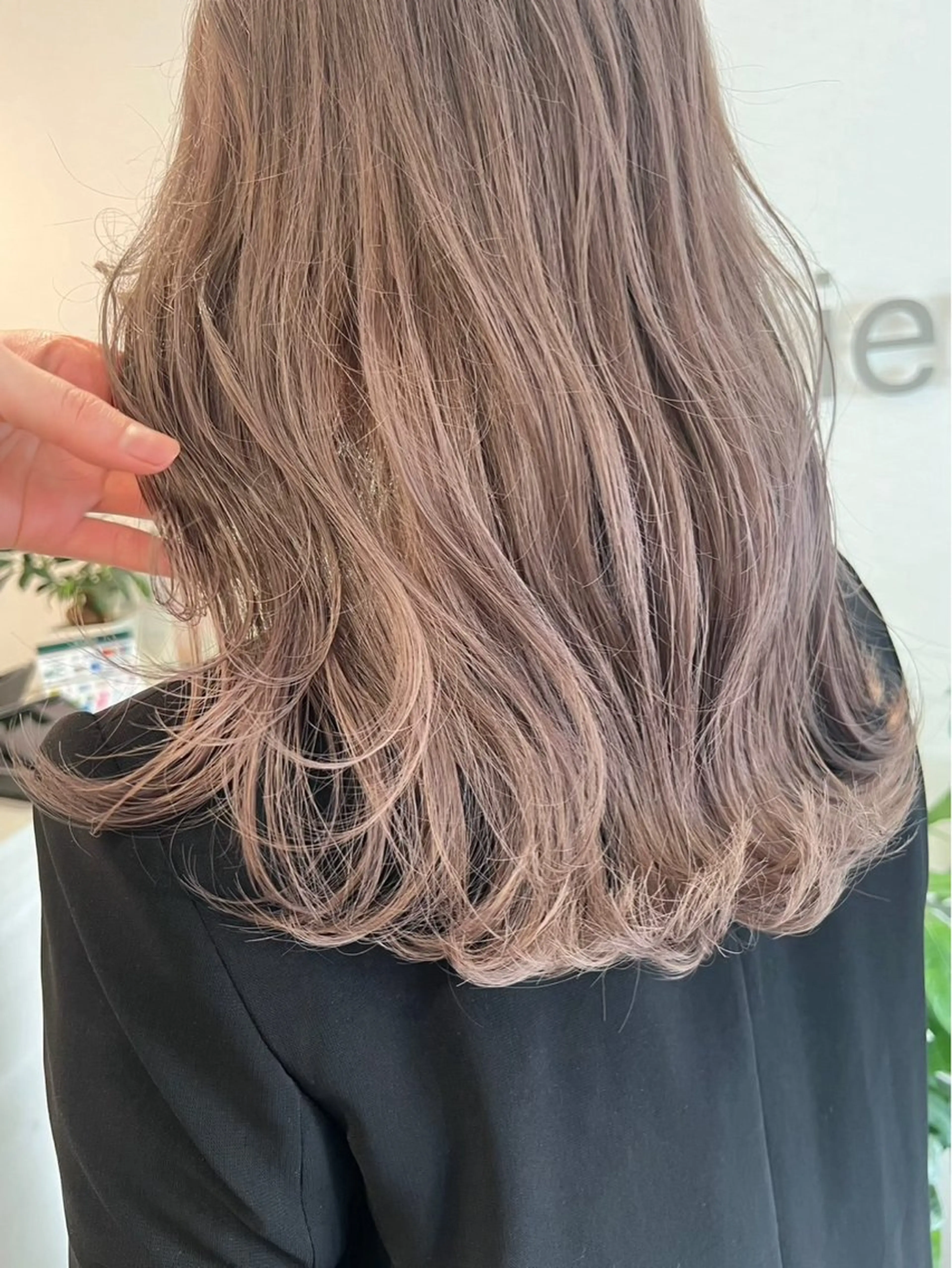 ミディアム カラー ベージュカラー ブリーチ ミルクティーベージュ ピンクカラー ヘアカラー 透明感カラー🫧 Lien.mihaのヘアスタイル