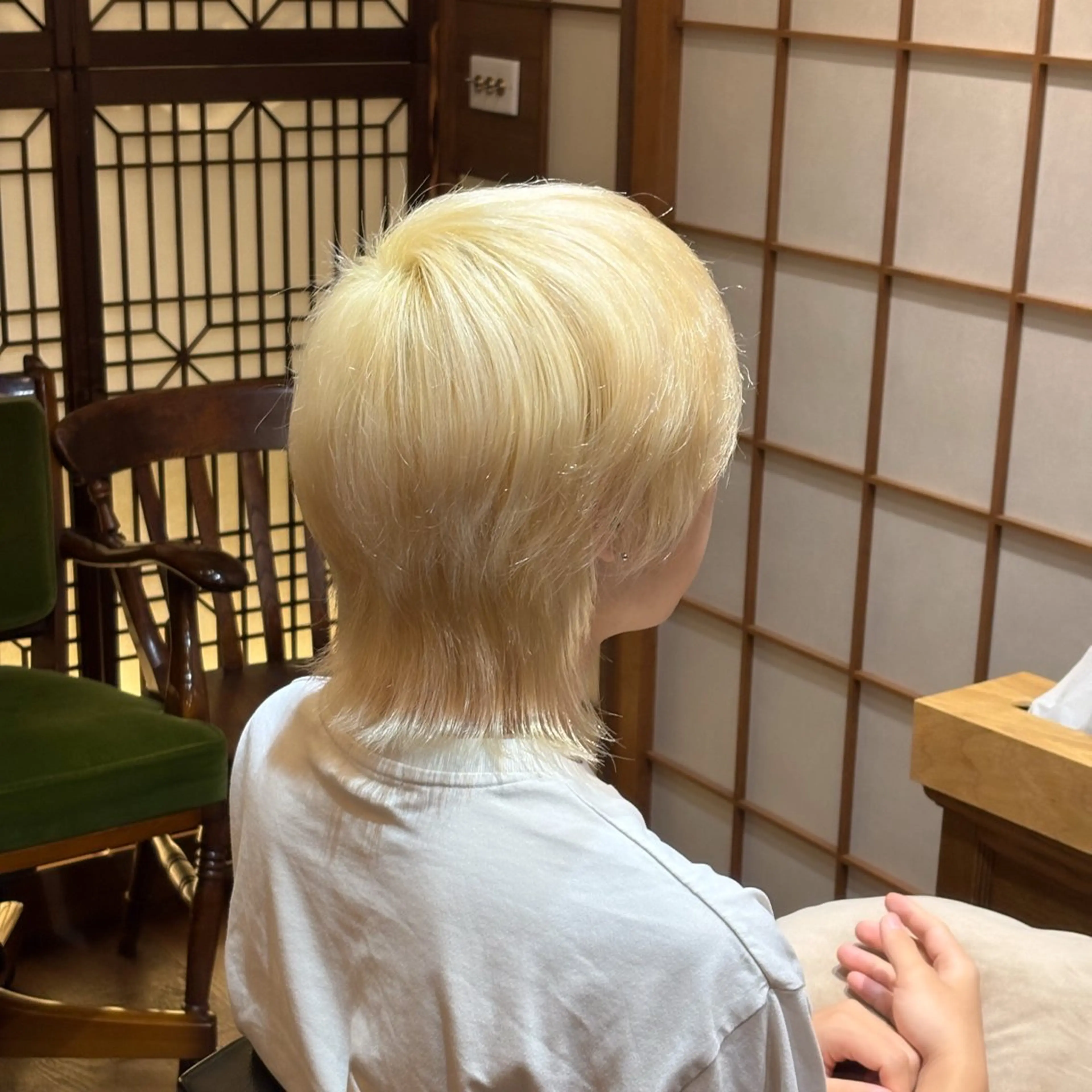 ショート カラー 黒髪 ブリーチ ブロンド ホワイトブロンド ヘアカラー トリートメント 飯田 実歩(じっぽ)のヘアスタイル