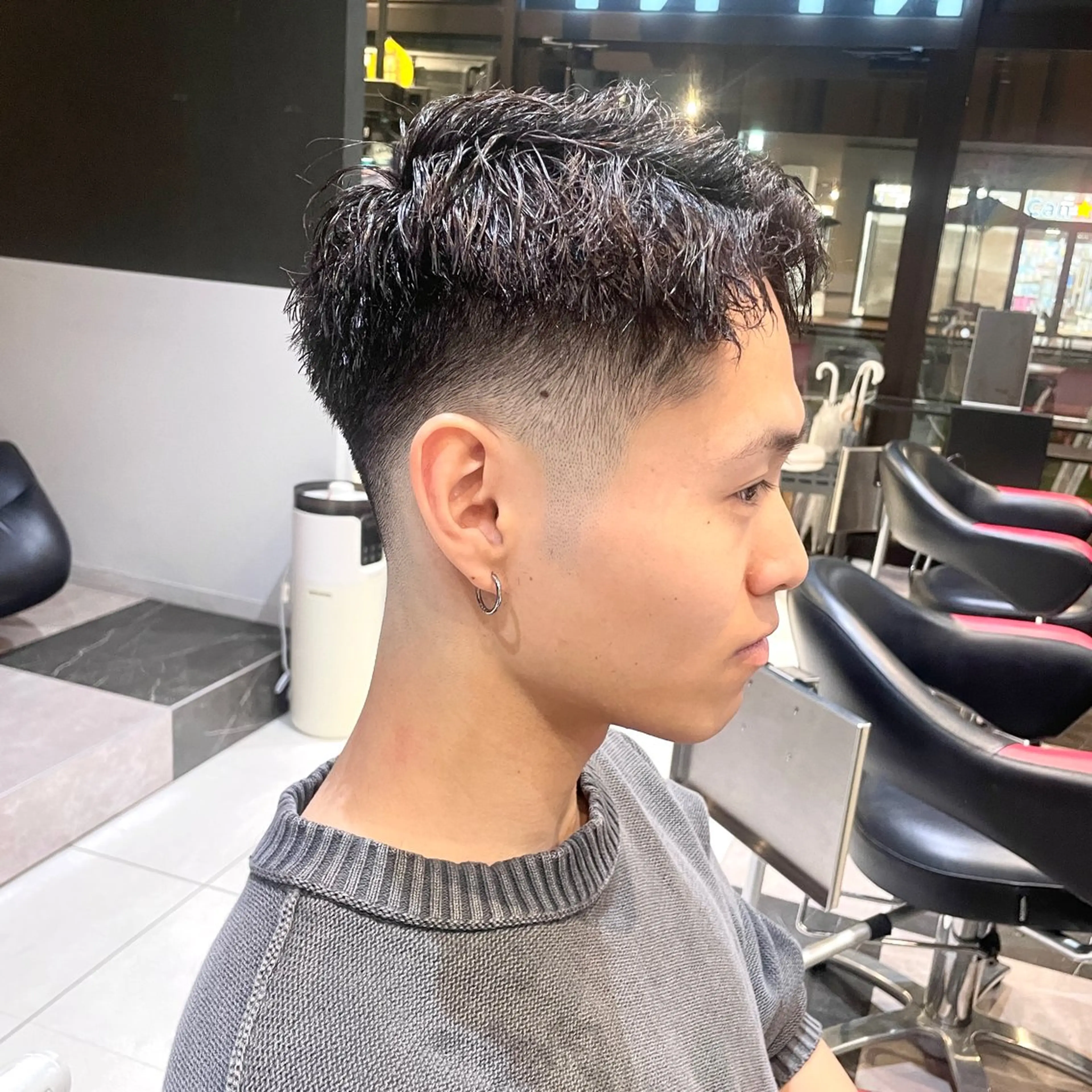 ショート パーマ メンズ フェードカット メンズパーマ スキンフェード メンズツイストパーマ ツイストパーマ カット ヘアカラー パーマ パーマと質感改善 崎田 成人のヘアスタイル