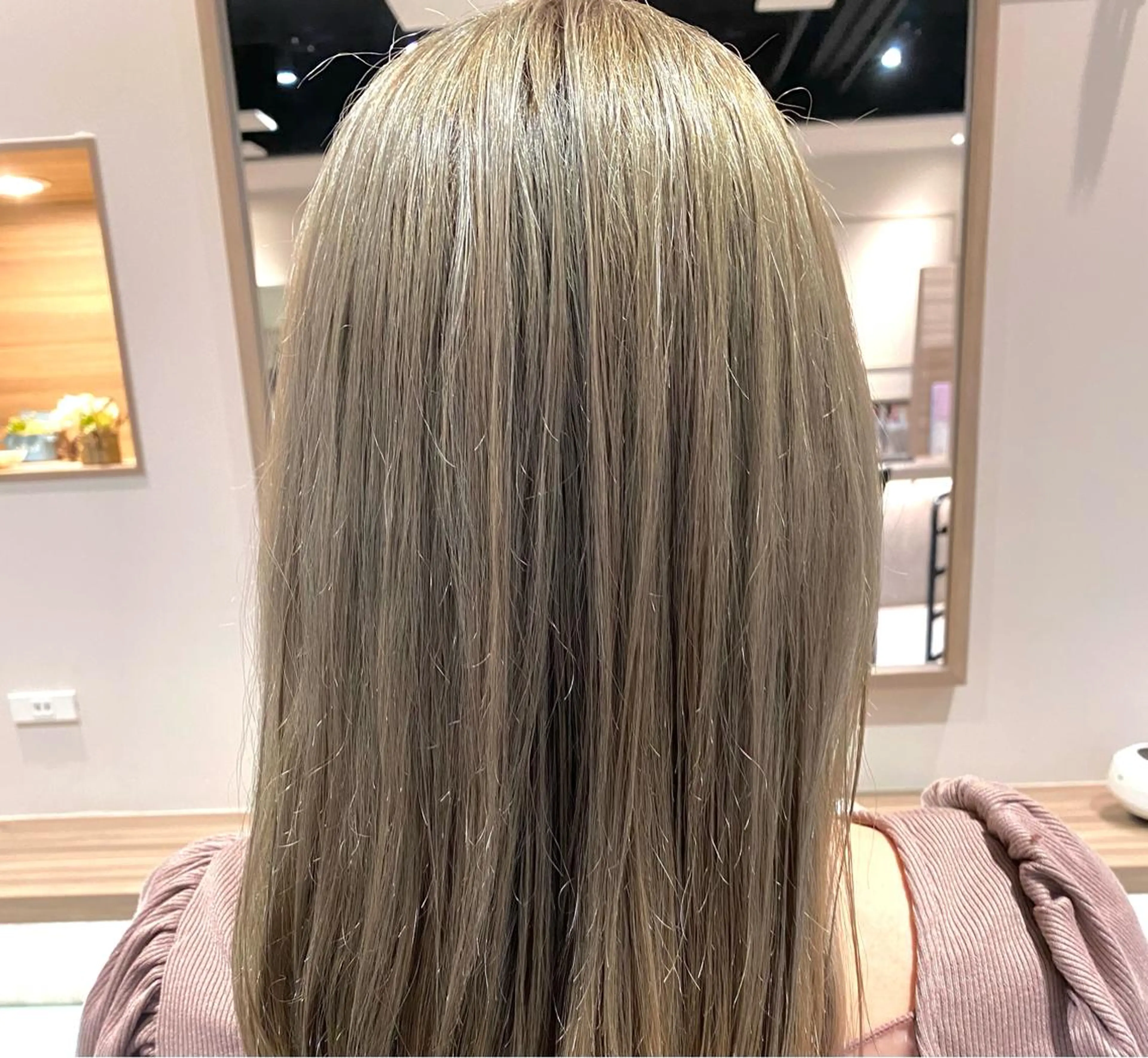セミロング カラー ブリーチ ヘアカラー 川越 輝梨奈のヘアスタイル